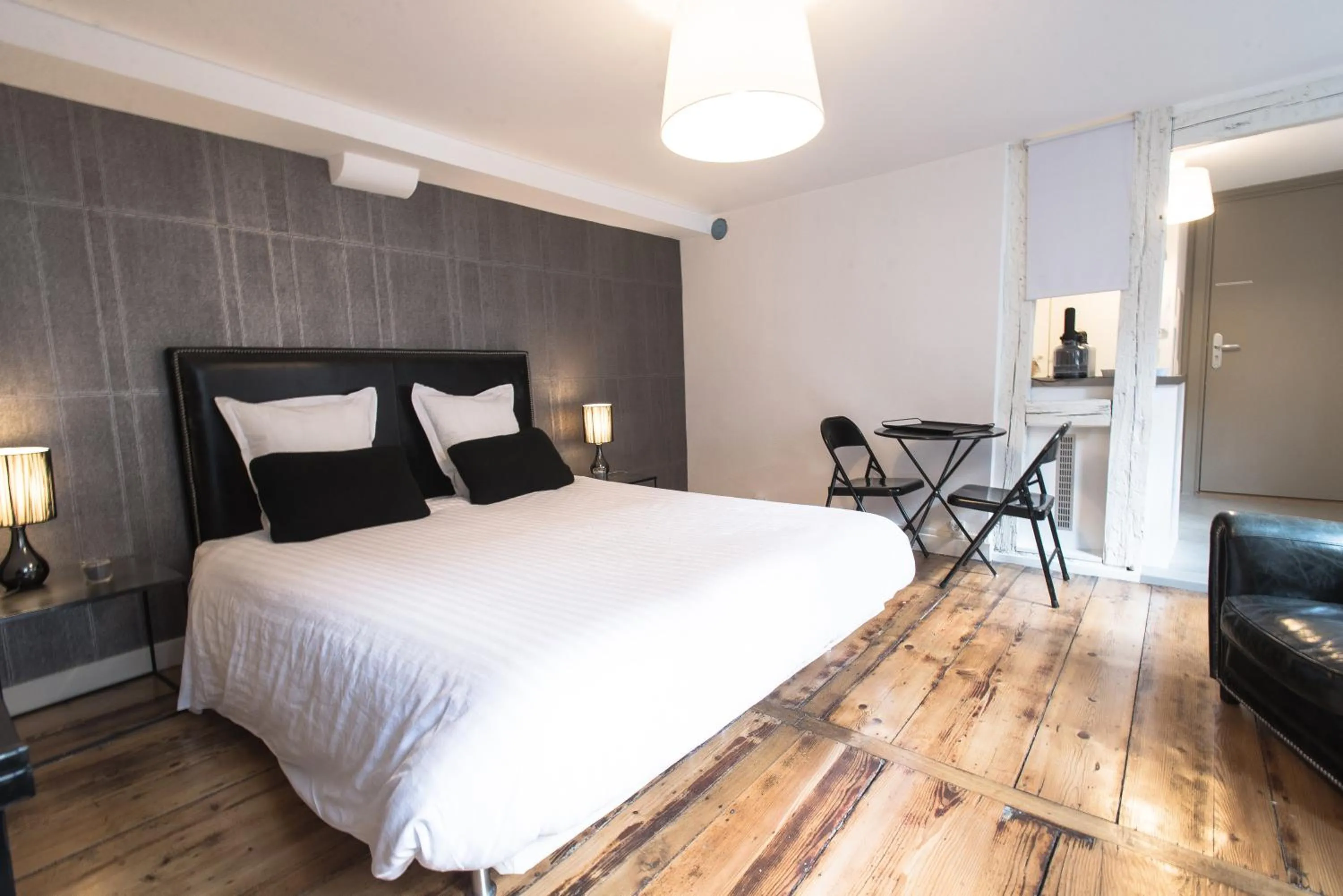 Photo of the whole room, Bed in Appartements Orfèvres Cathédrale