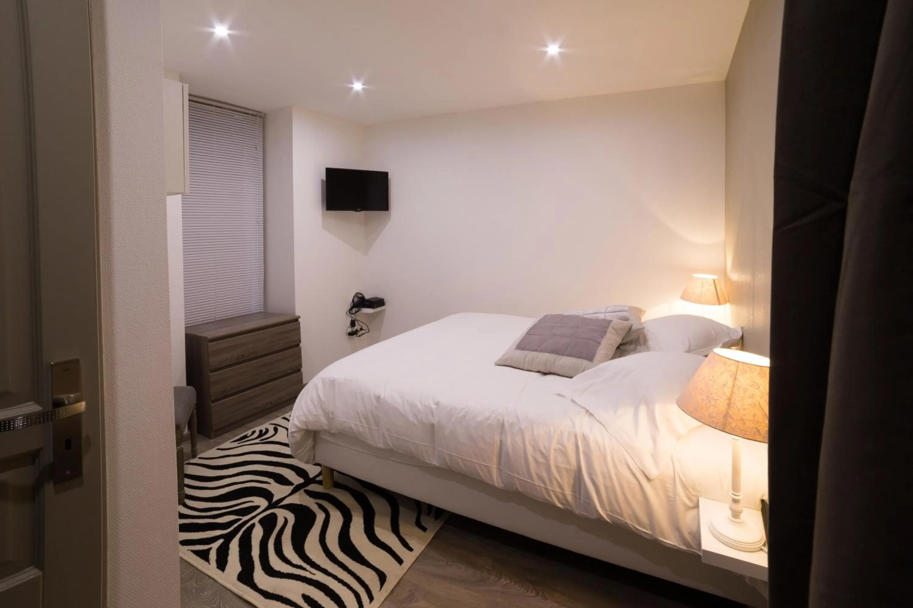 Photo of the whole room, Bed in Appartements Orfèvres Cathédrale