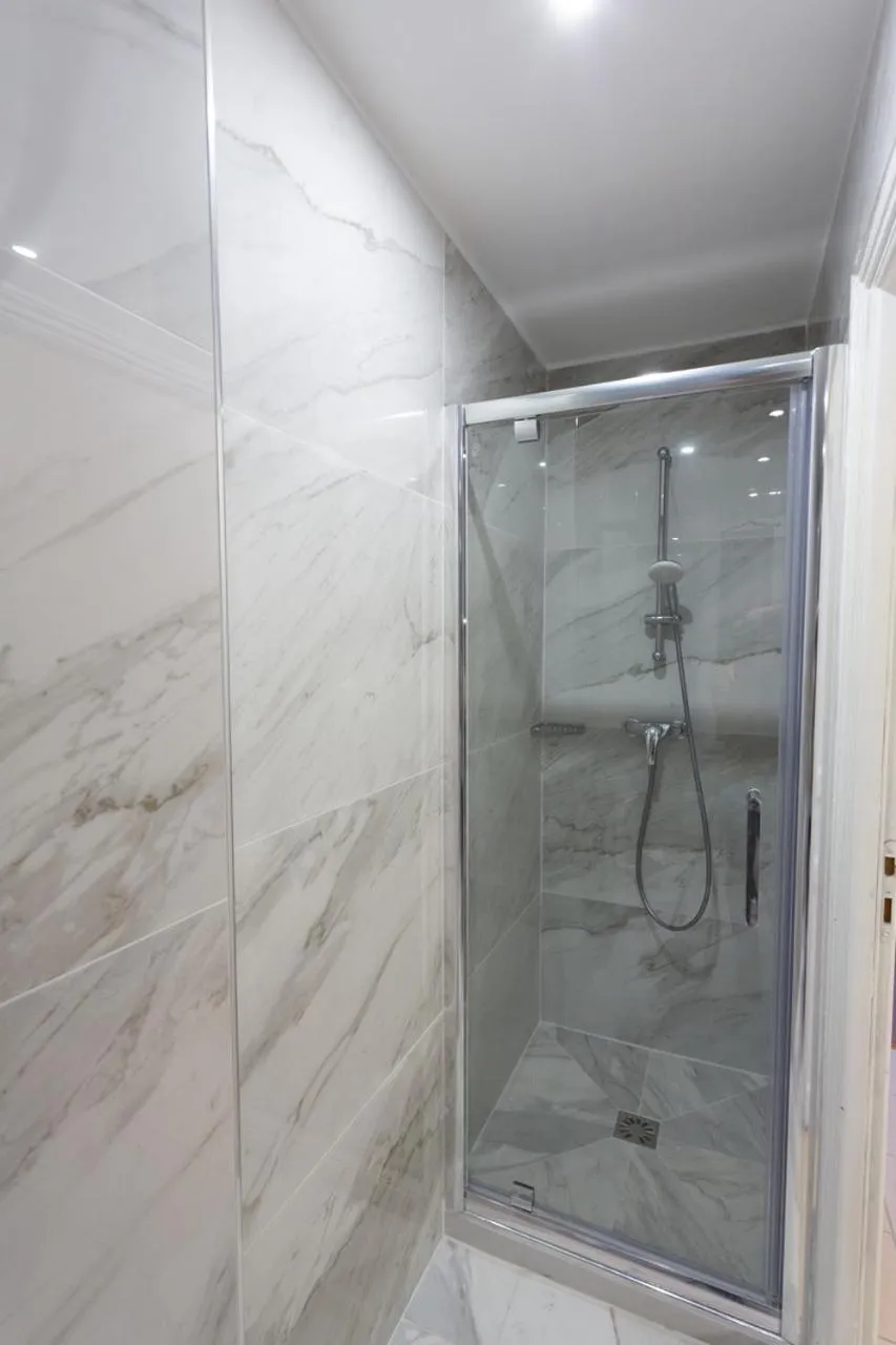 Shower in Résidence de Bourgogne