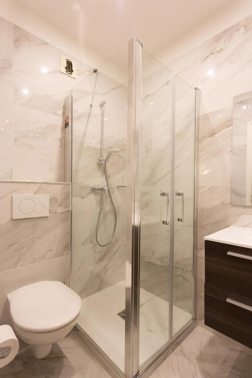 Shower in Résidence de Bourgogne