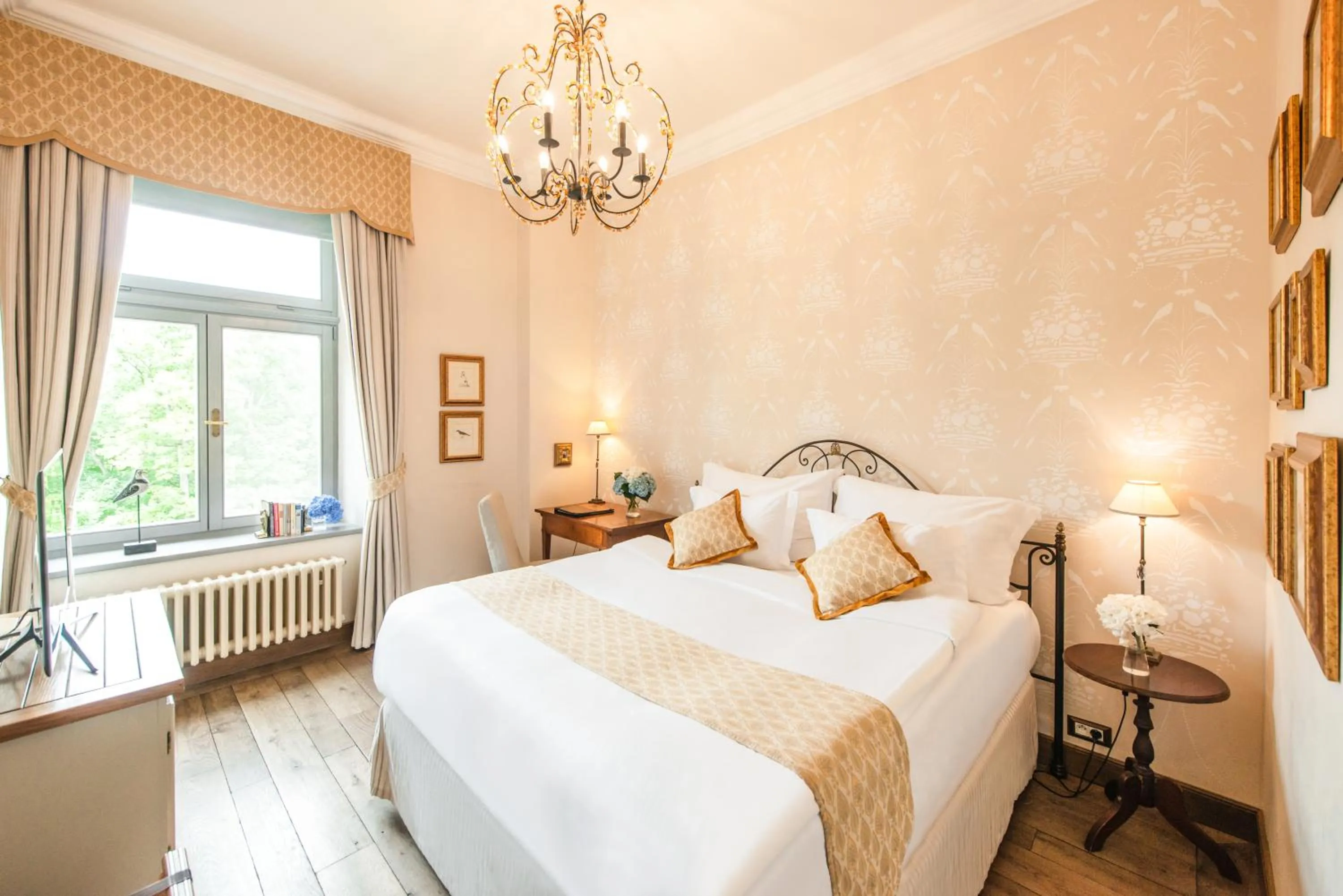 Bedroom, Bed in Chateau Mcely