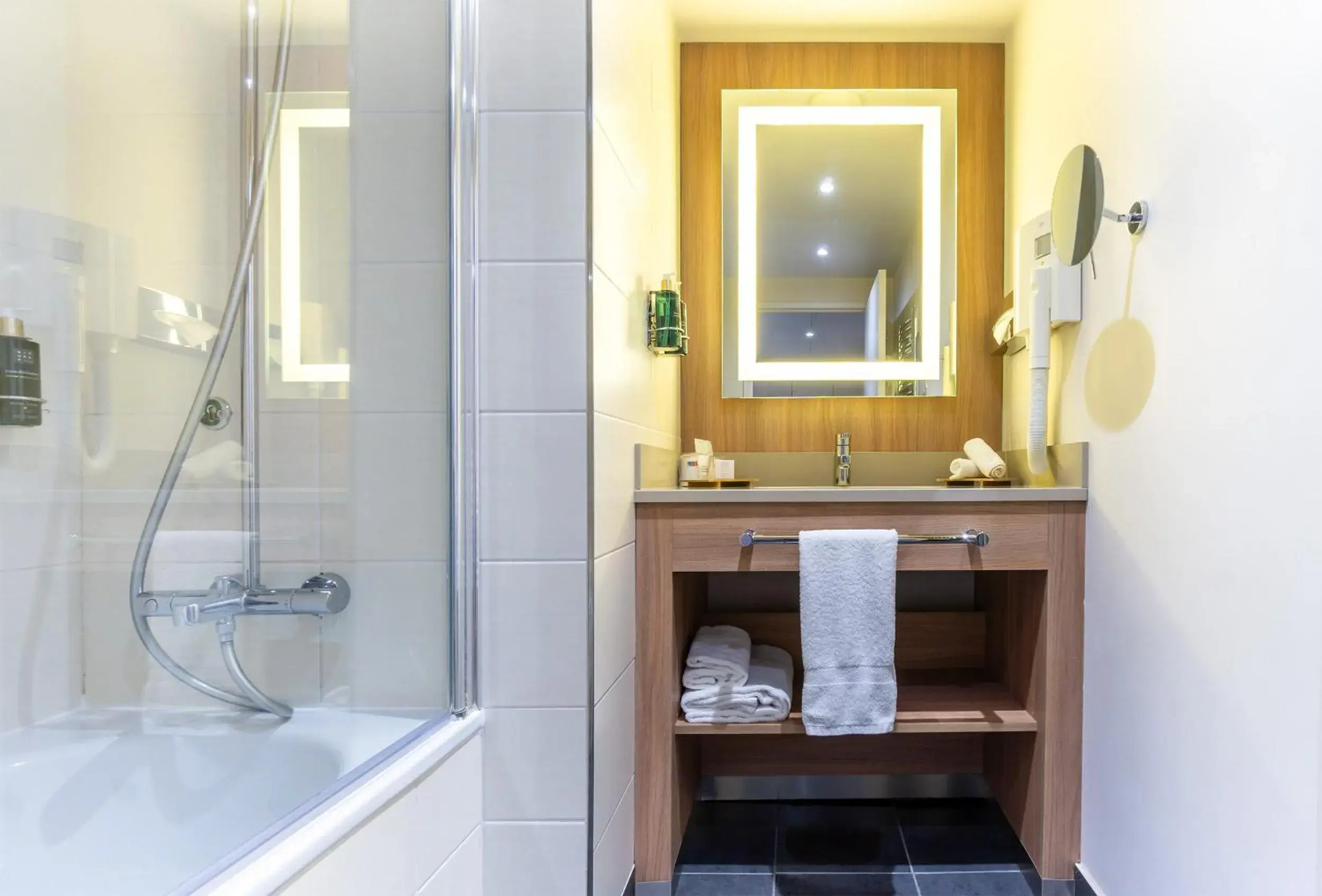 Bathroom in City Résidence Paris CDG Airport Bathroom in City Résidence Paris CDG Airport