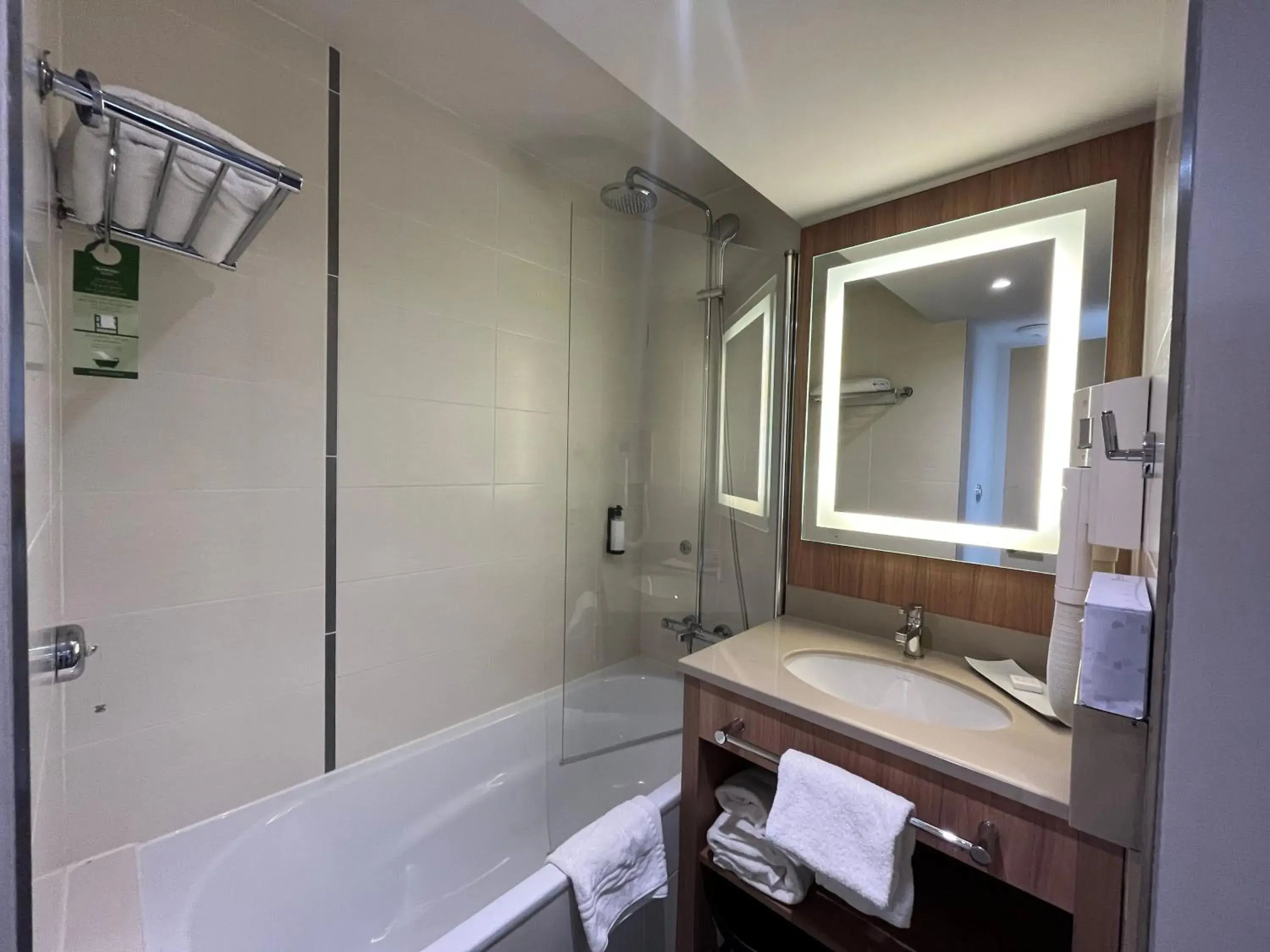 Bathroom in City Résidence Paris CDG Airport Bathroom in City Résidence Paris CDG Airport