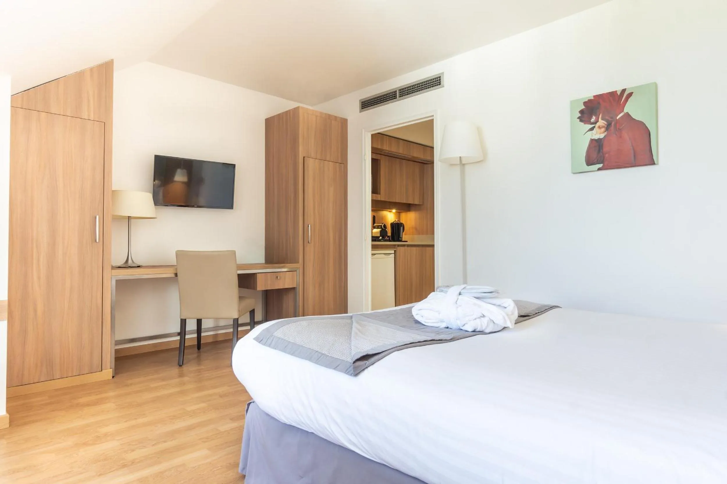 Photo of the whole room, Bed in City Résidence Paris CDG Airport