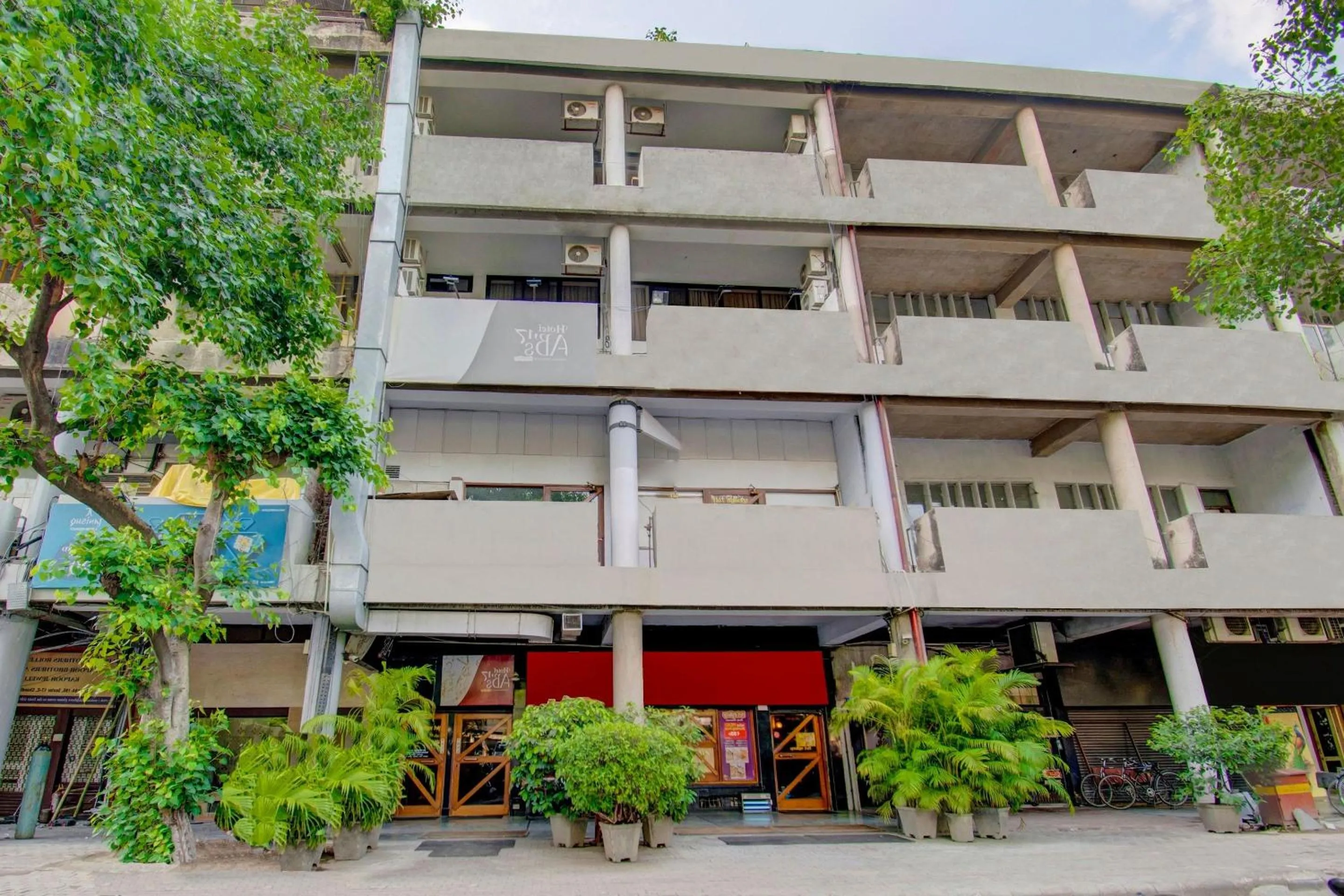 Facade/entrance in Capital O Broadway