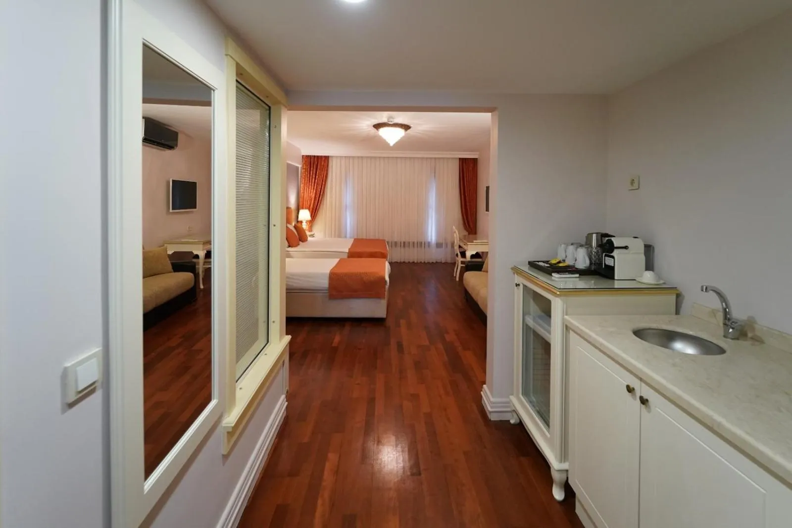 Photo of the whole room in Suitel Bosphorus Taksim