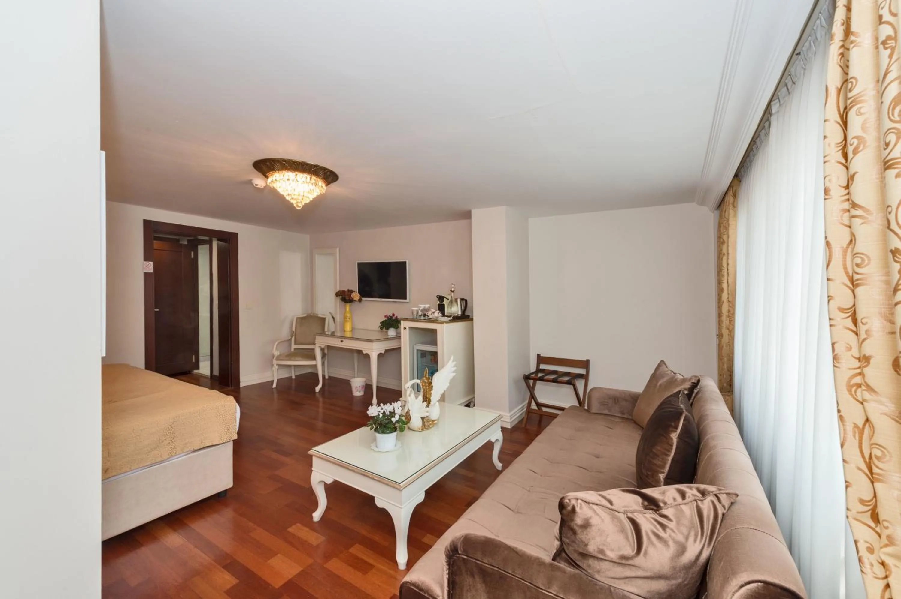 Photo of the whole room in Suitel Bosphorus Taksim