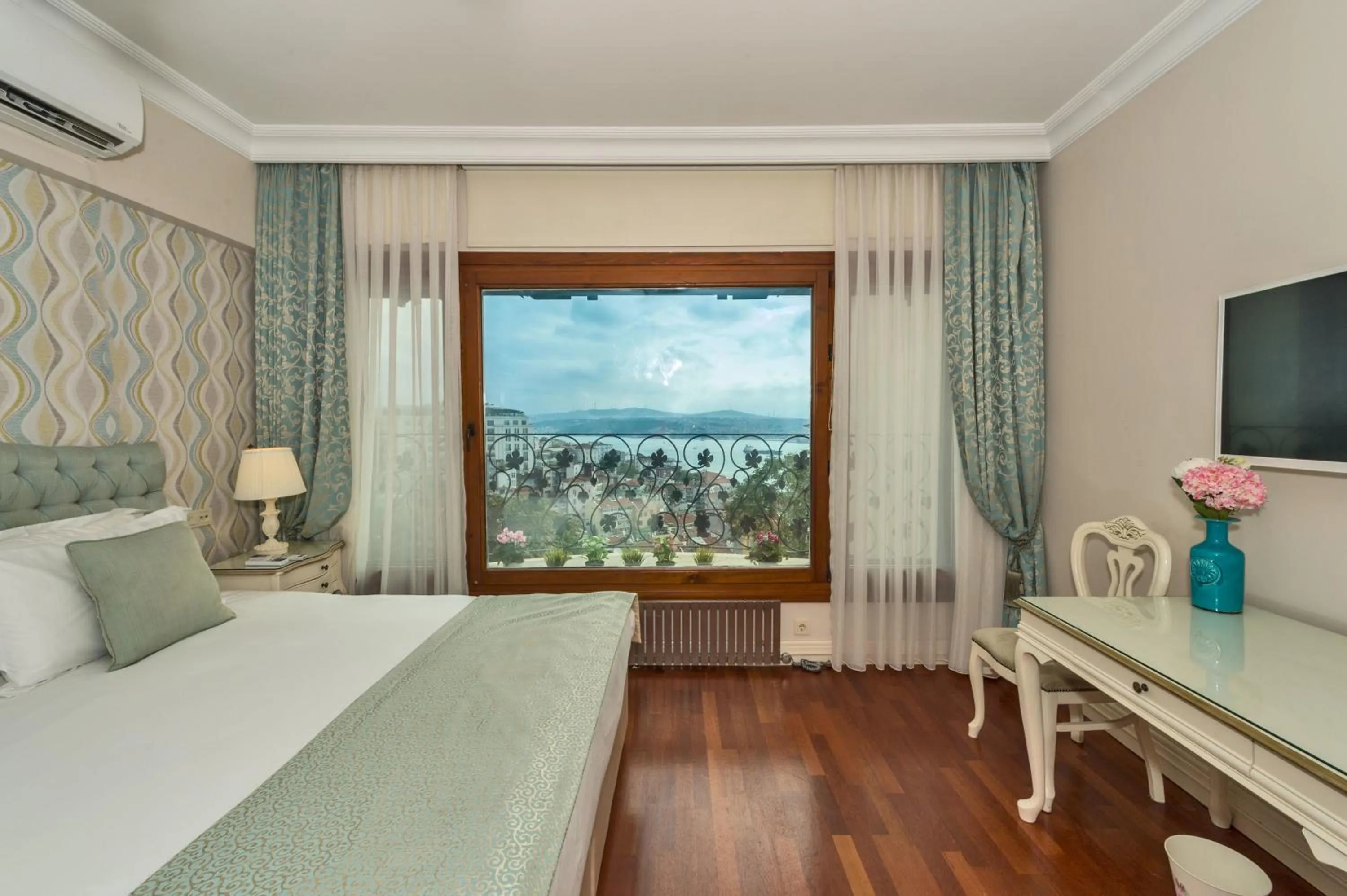 Photo of the whole room in Suitel Bosphorus Taksim