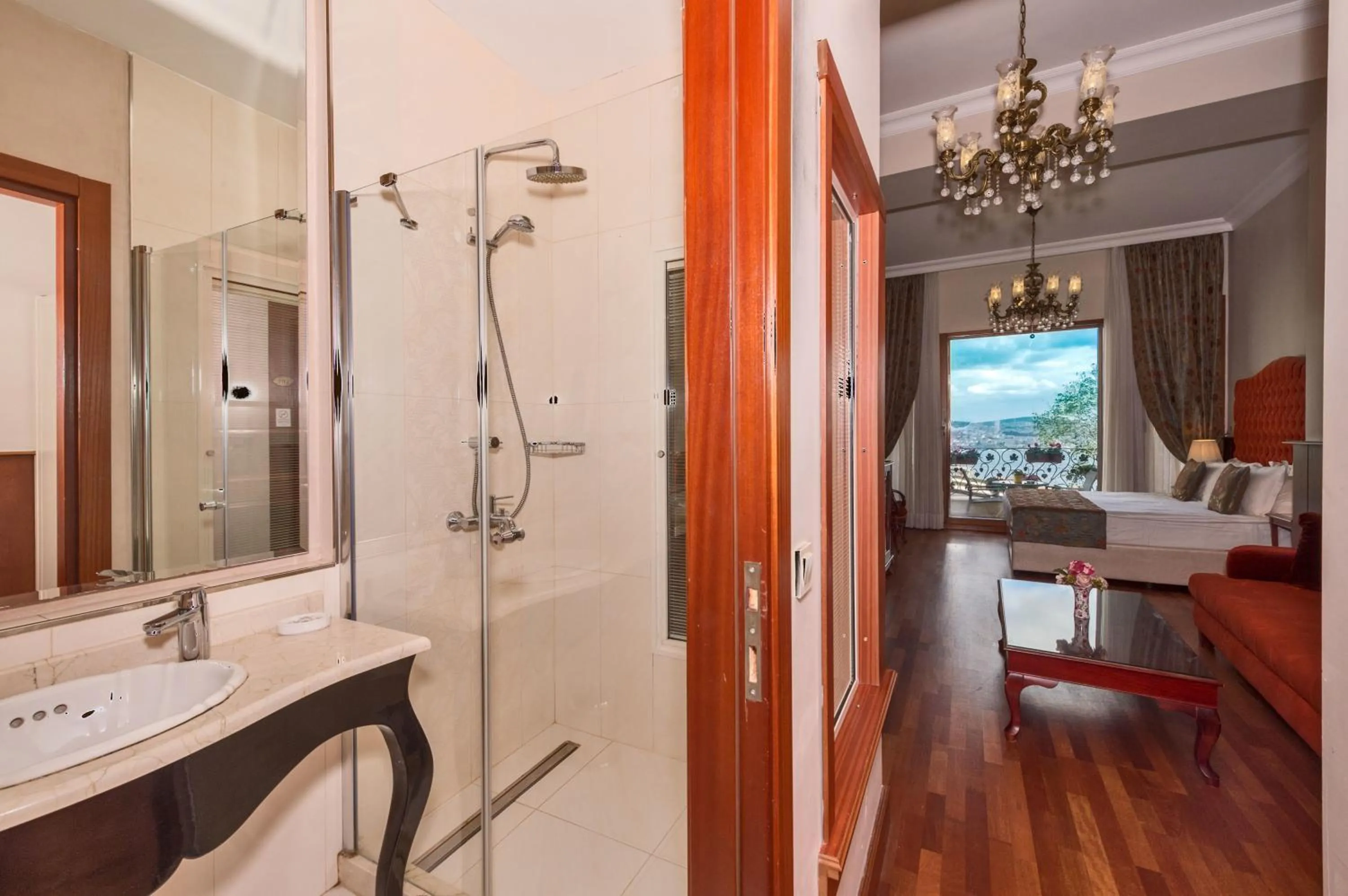 Photo of the whole room in Suitel Bosphorus Taksim