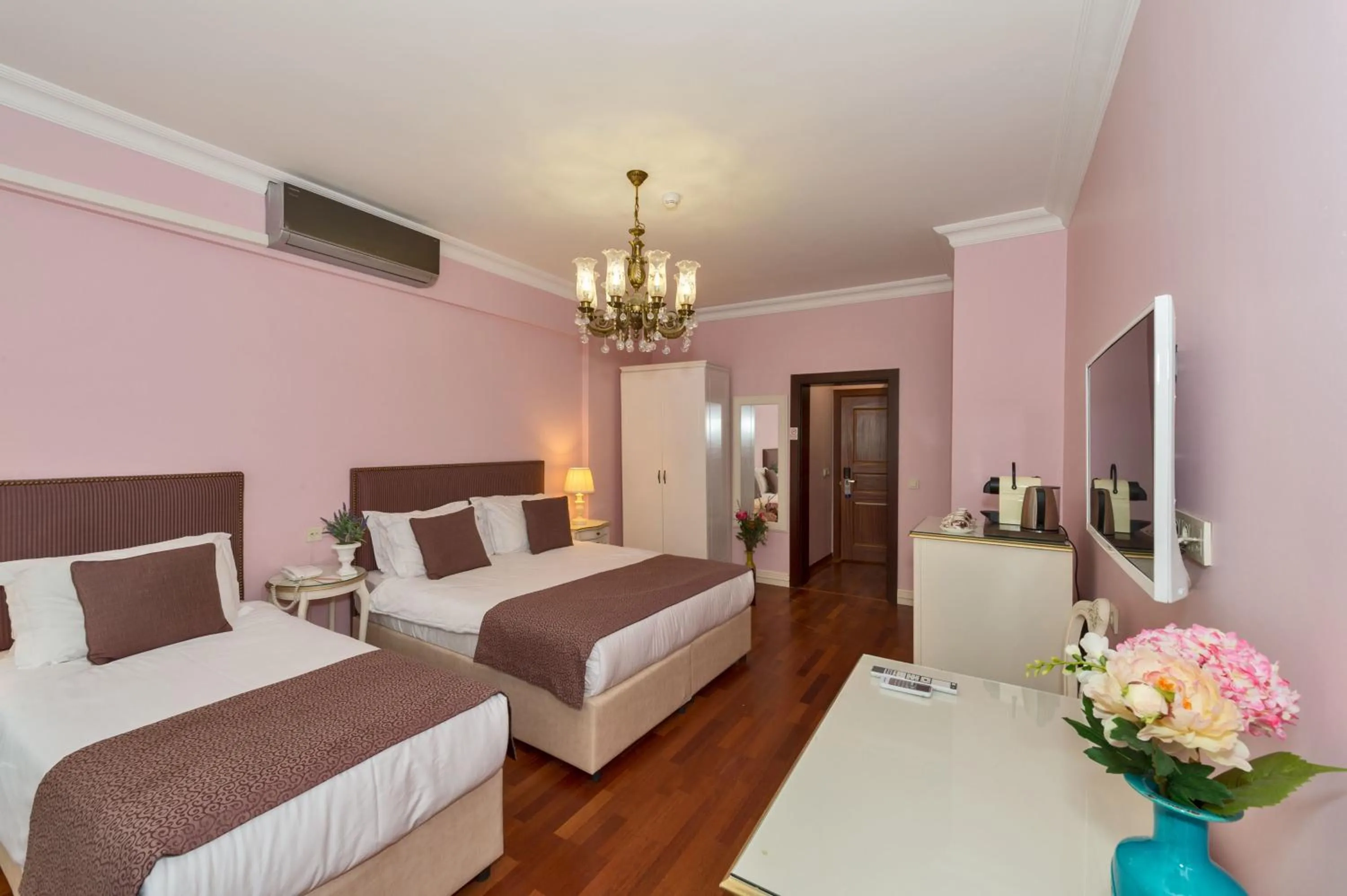 Photo of the whole room in Suitel Bosphorus Taksim