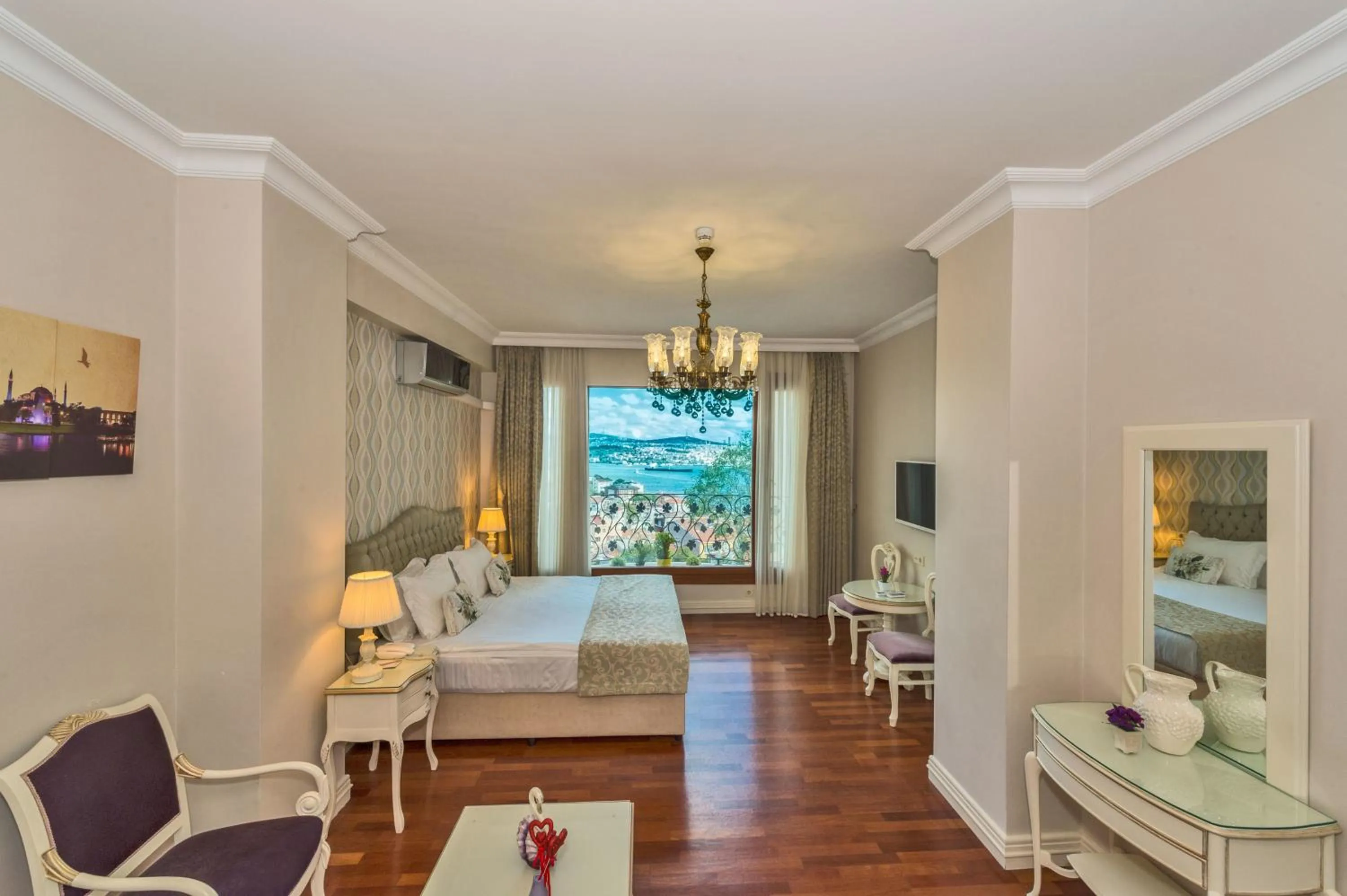 Photo of the whole room in Suitel Bosphorus Taksim