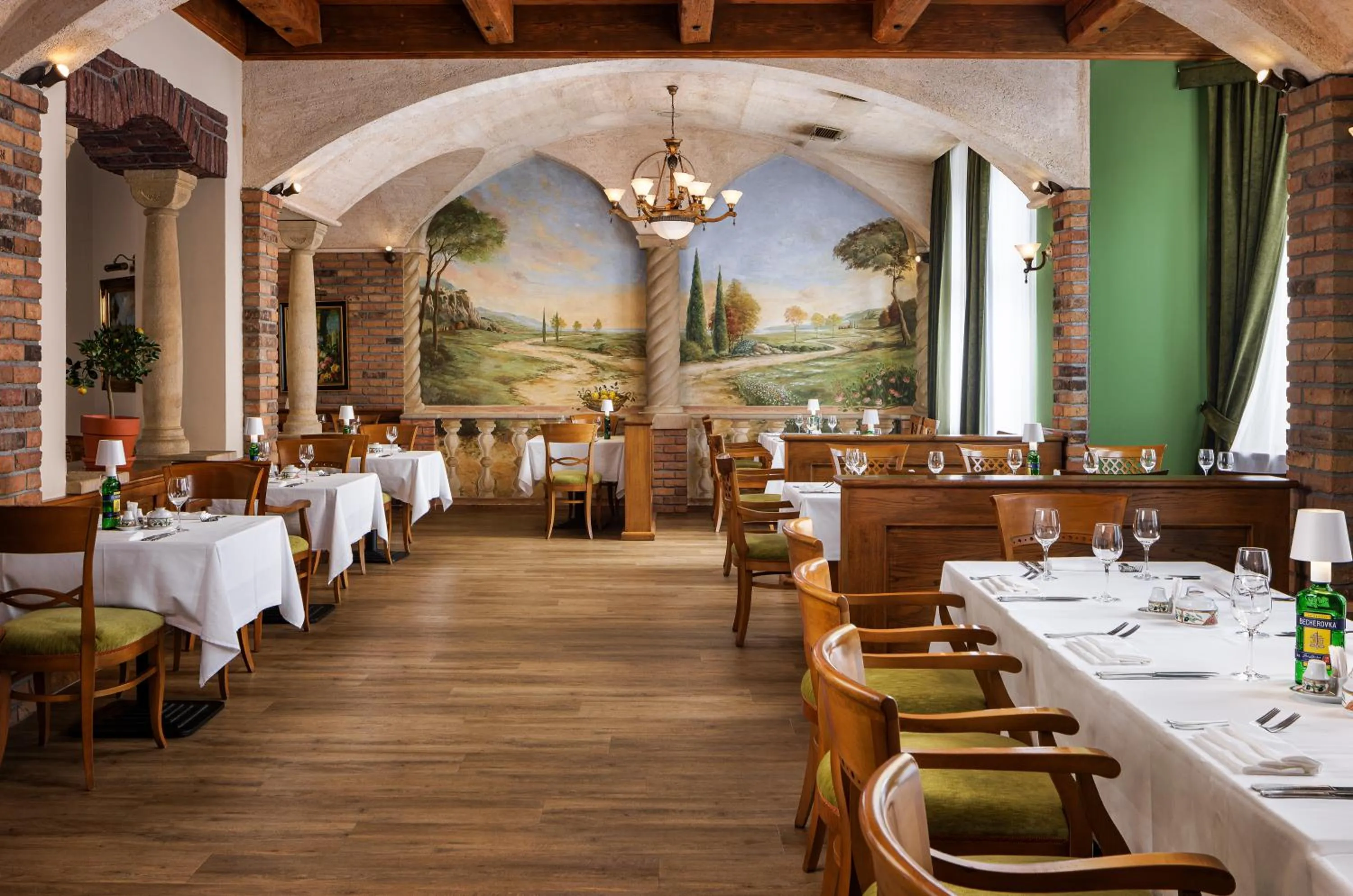 Restaurant/places to eat in Carlsbad Plaza Medical Spa & Wellness hotel