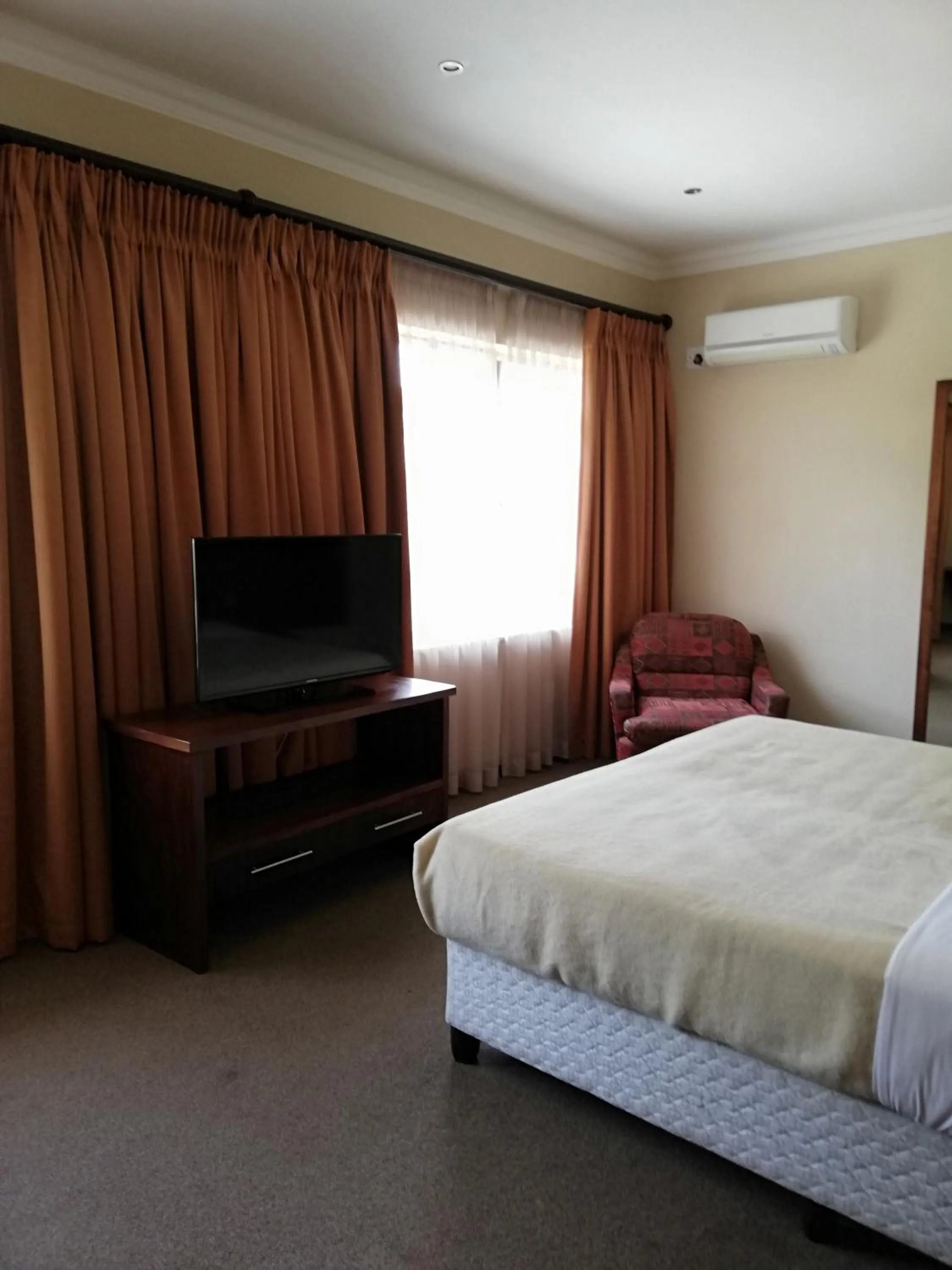 Photo of the whole room, Bed in The Shakespeare Inn