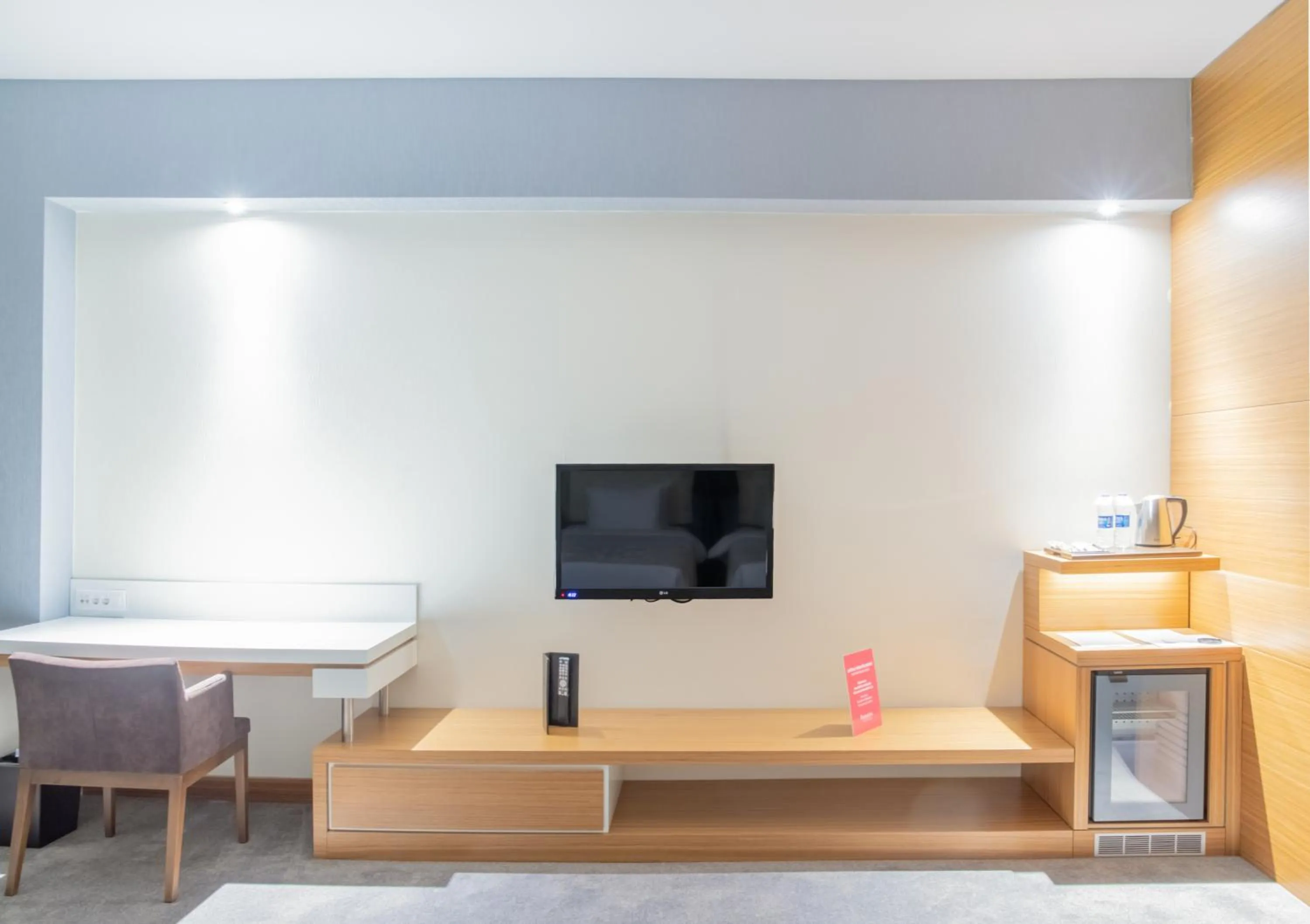 Communal lounge/ TV room in Ramada Plaza by Wyndham Istanbul Asia Airport