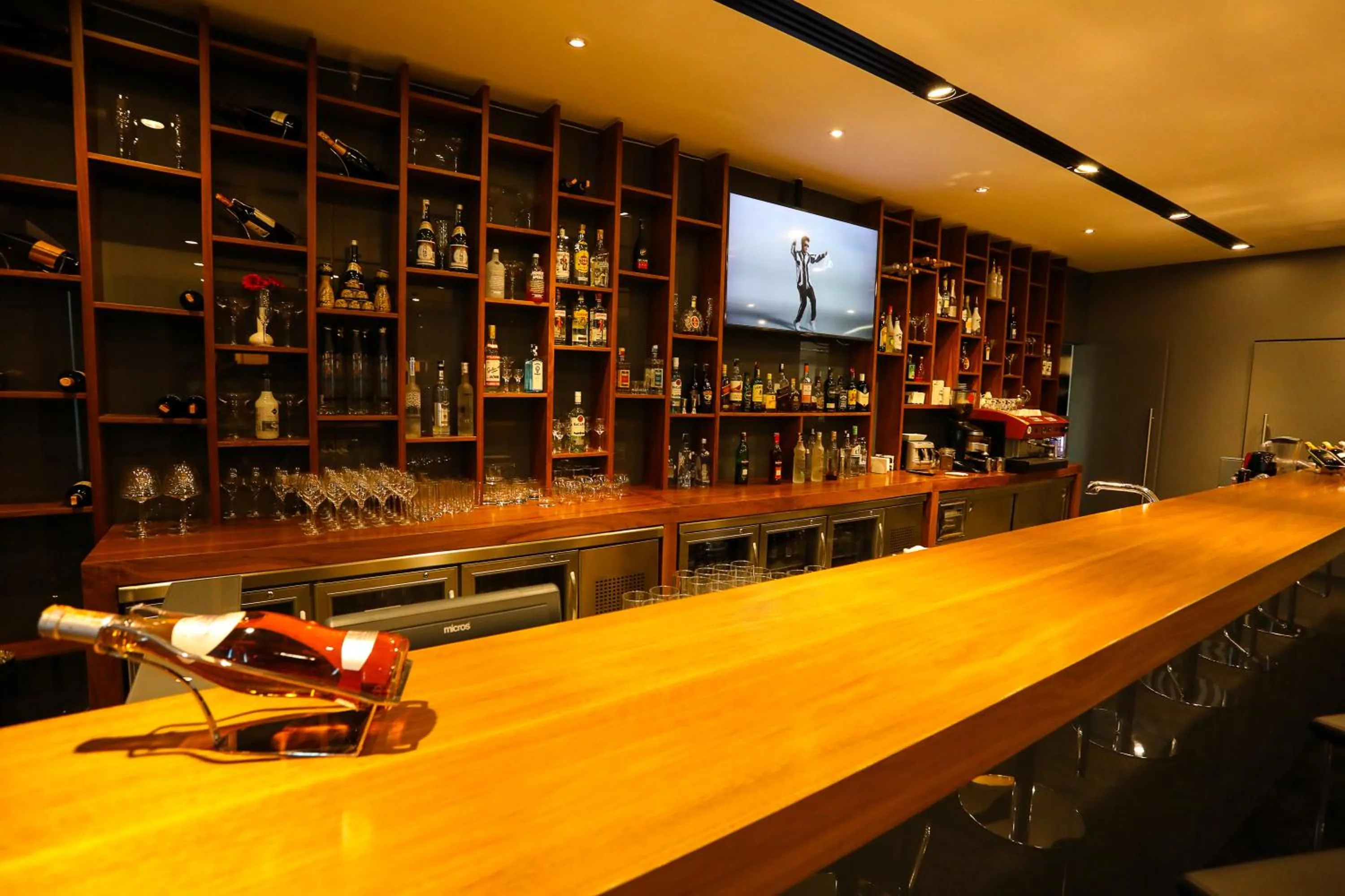 Lounge or bar in Ramada Plaza by Wyndham Istanbul Asia Airport