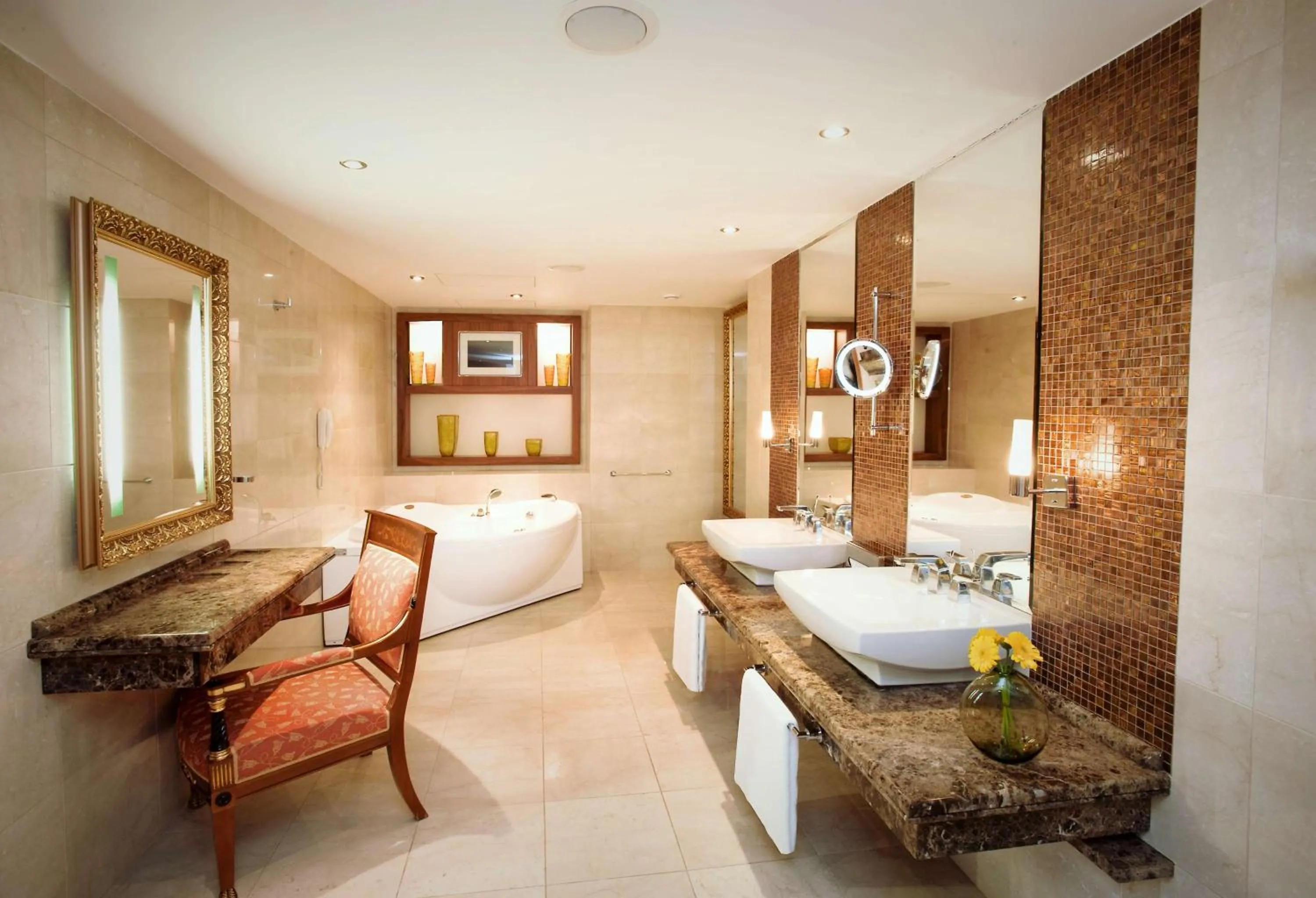 Bathroom, Bed in Hilton Prague Hotel