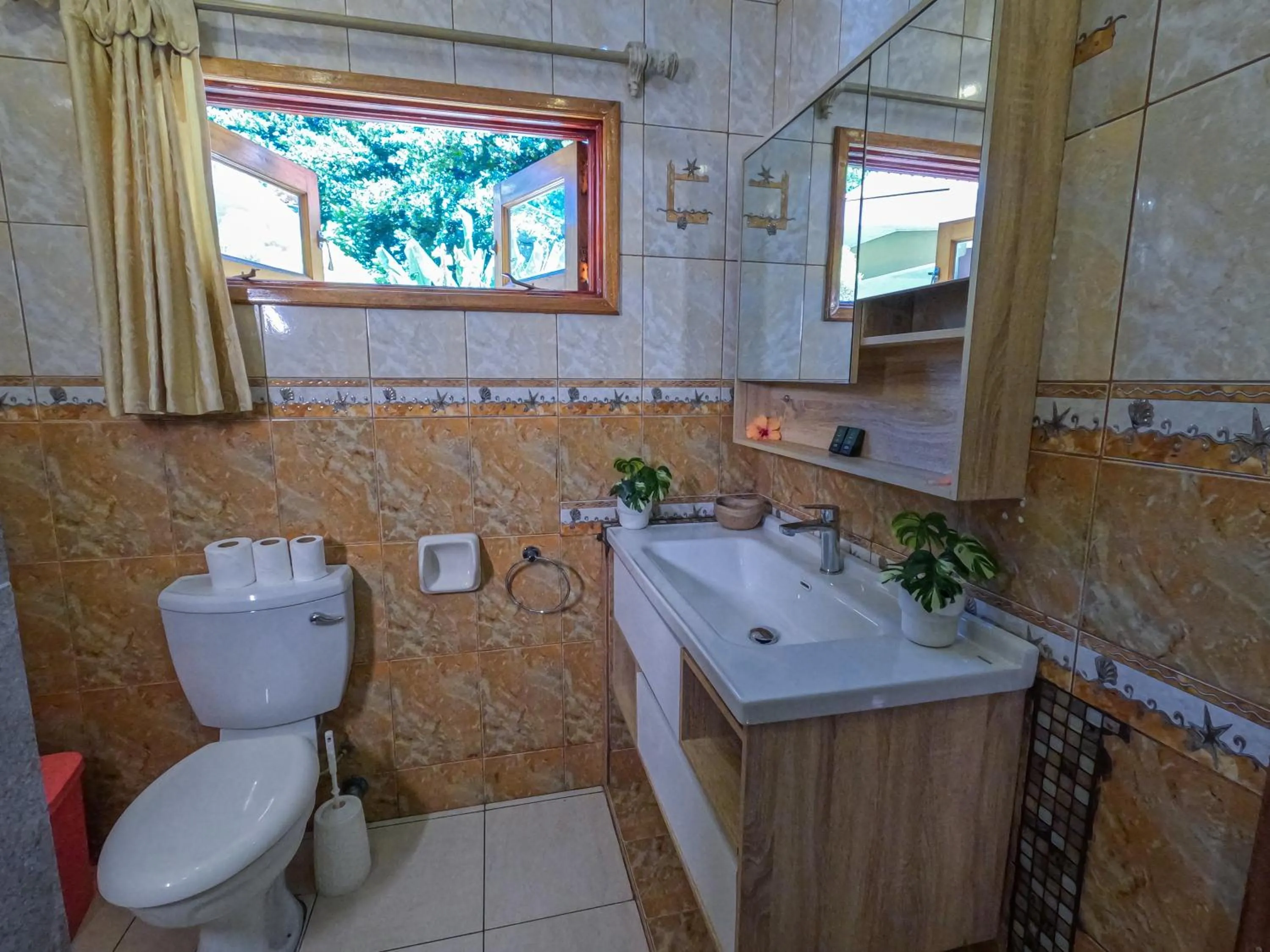 Bathroom in Casa De Leela Self Catering Guest House