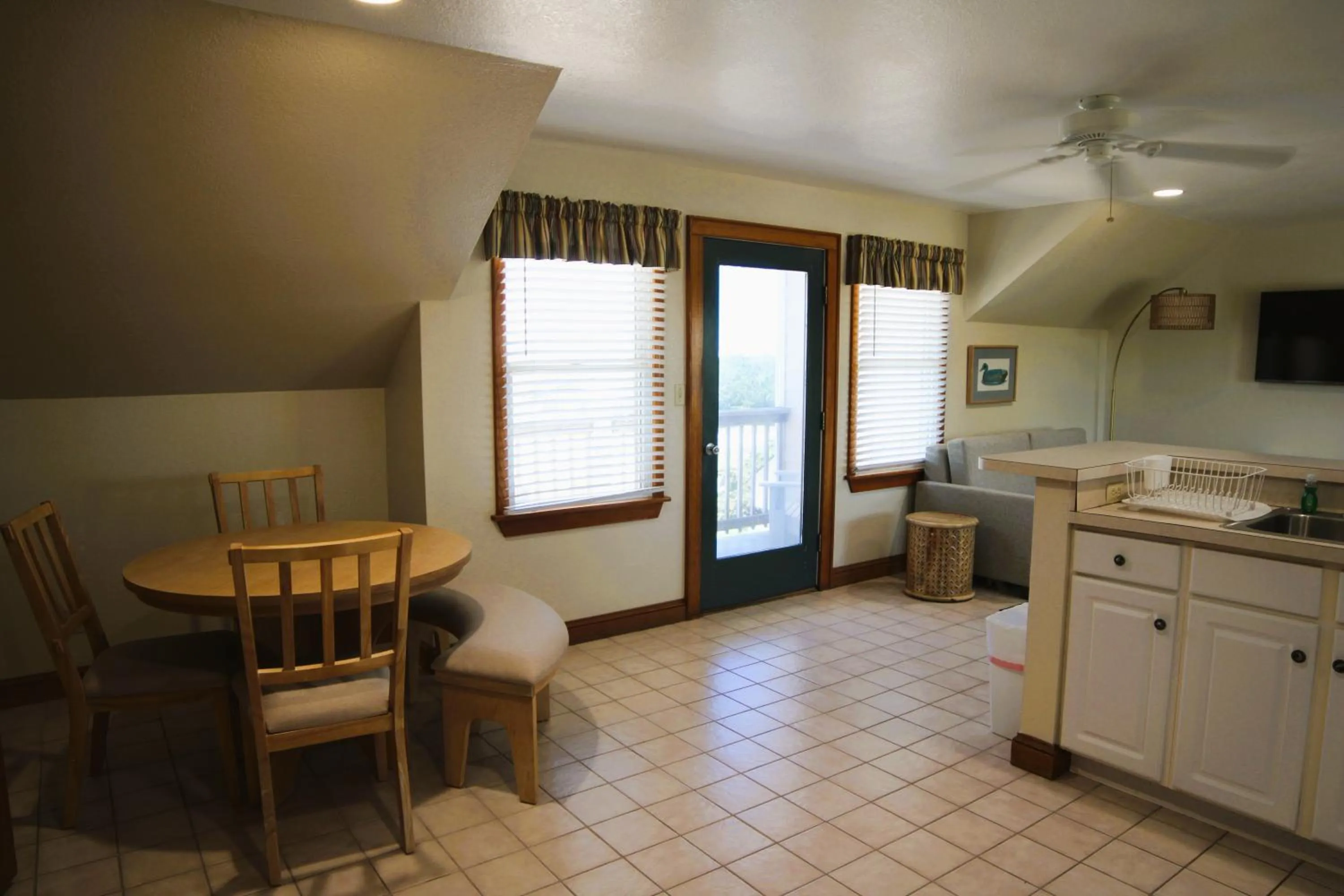 Dining area in Pony Island Inn