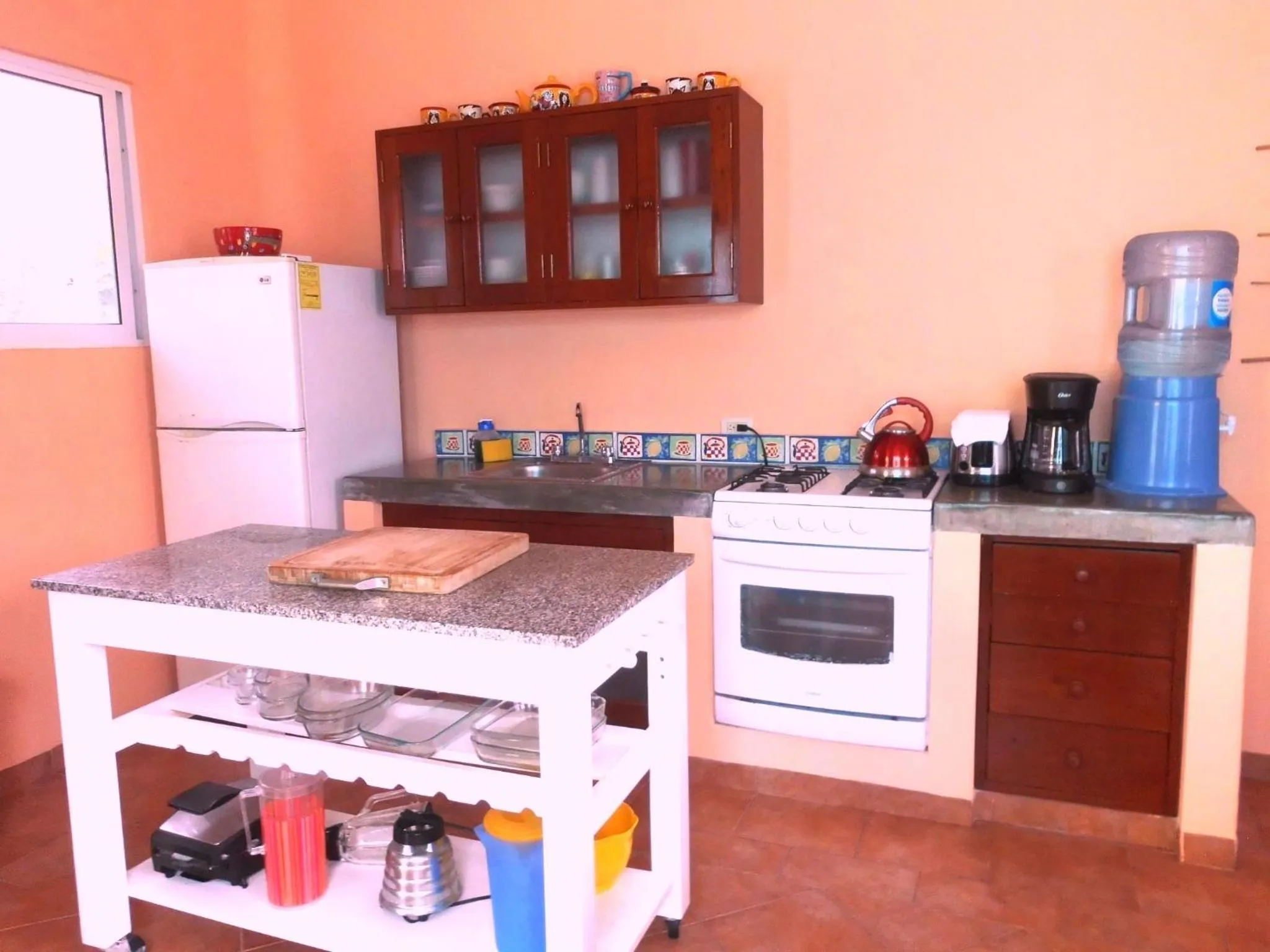 Kitchen or kitchenette in Casa Gatos Suites