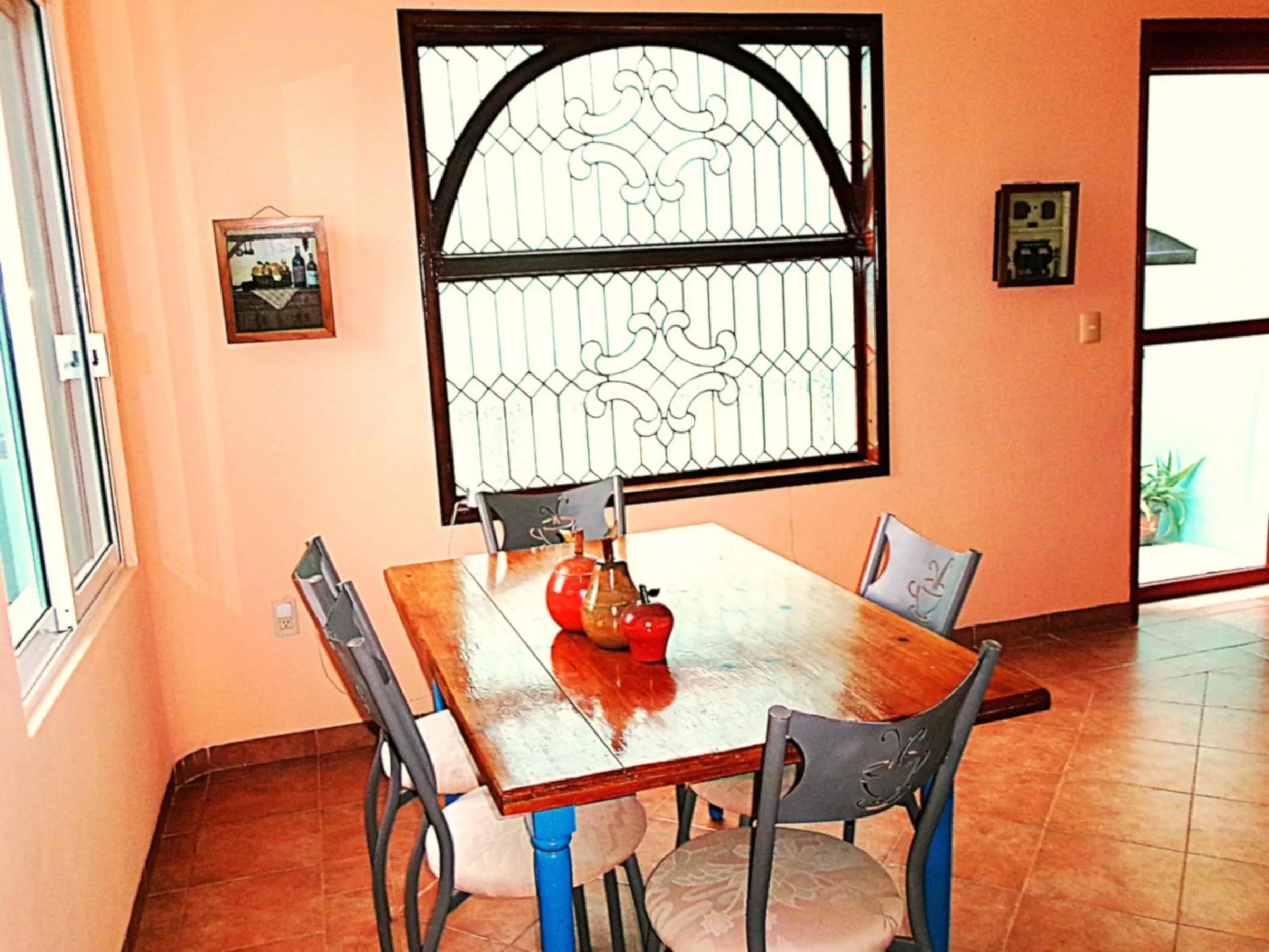 Dining area in Casa Gatos Suites