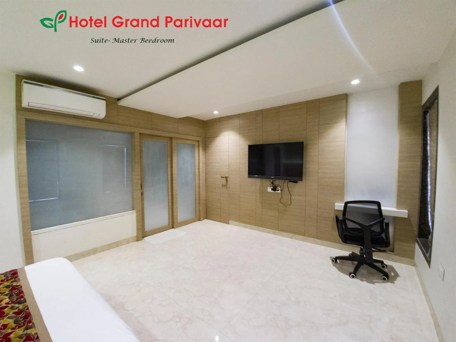 Communal lounge/ TV room in Hotel Grand Parivaar