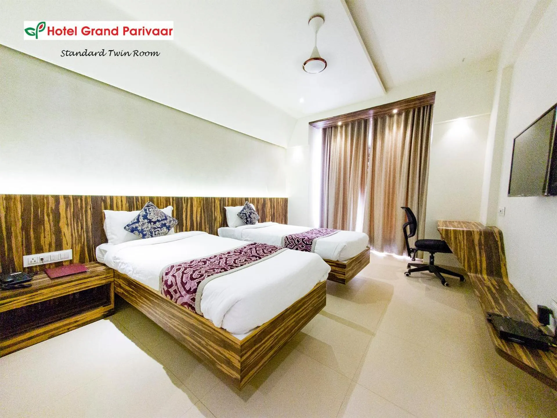 Bedroom, Bed in Hotel Grand Parivaar