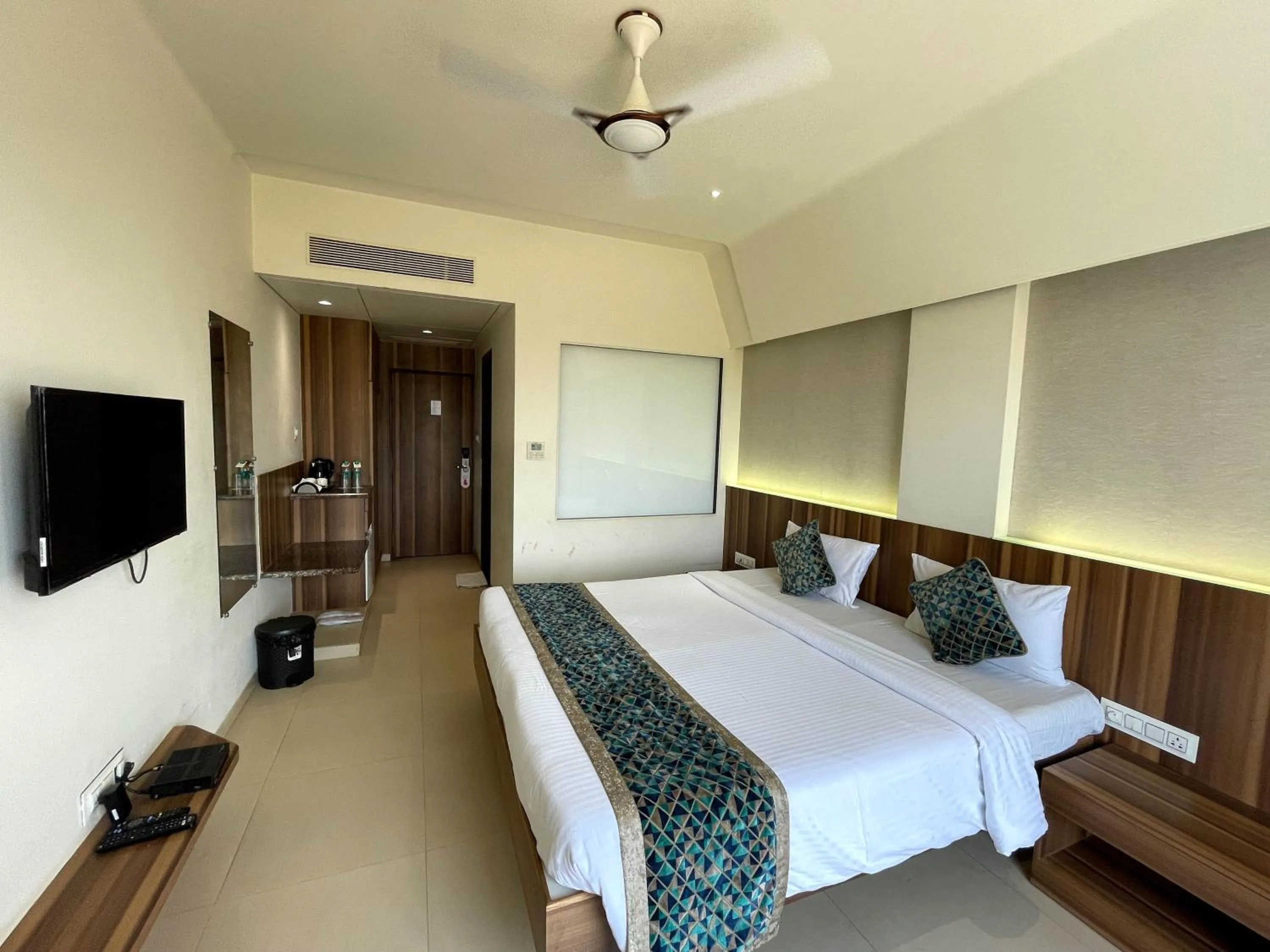 Bedroom, Bed in Hotel Grand Parivaar