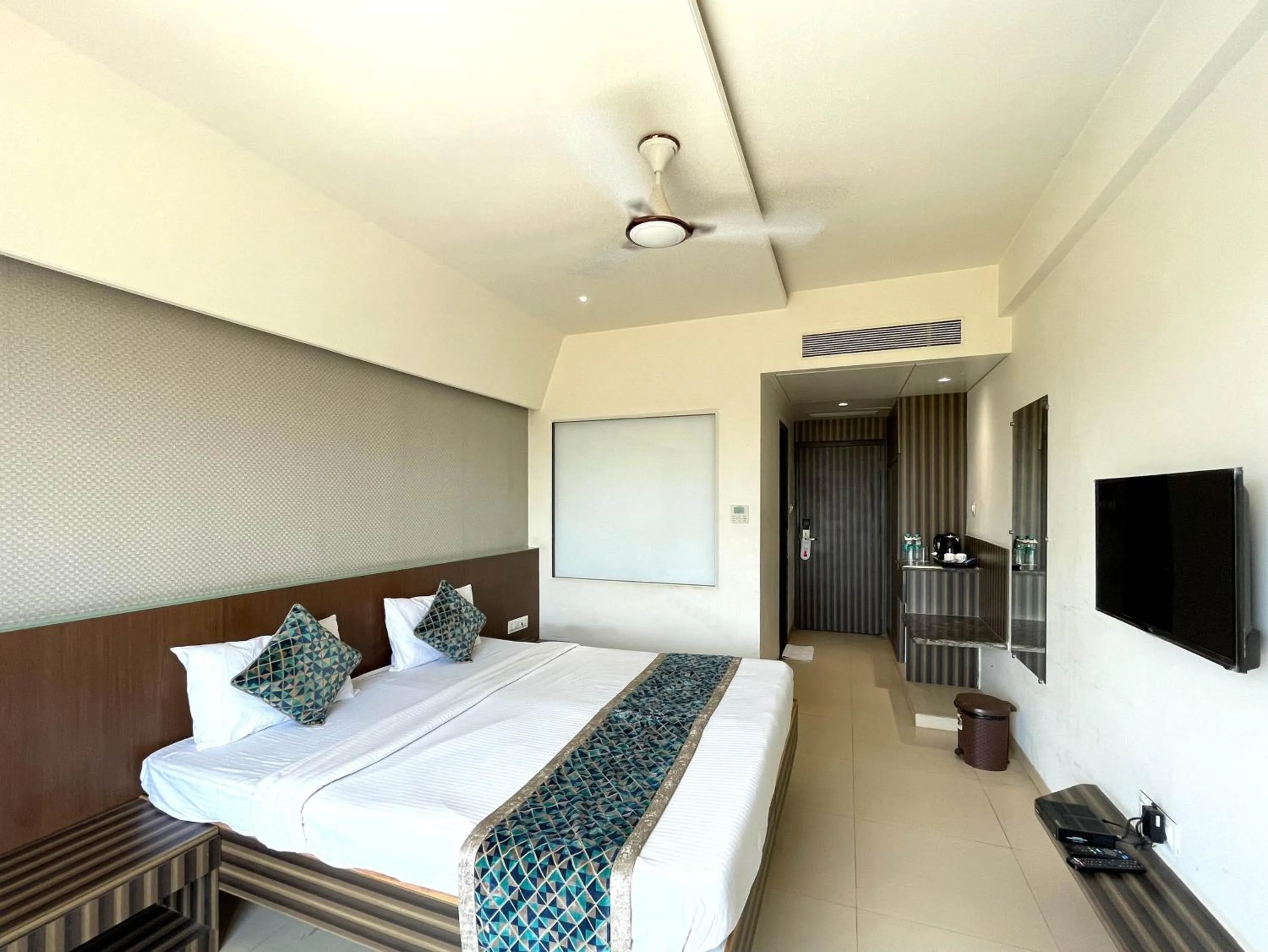 Bedroom, Bed in Hotel Grand Parivaar