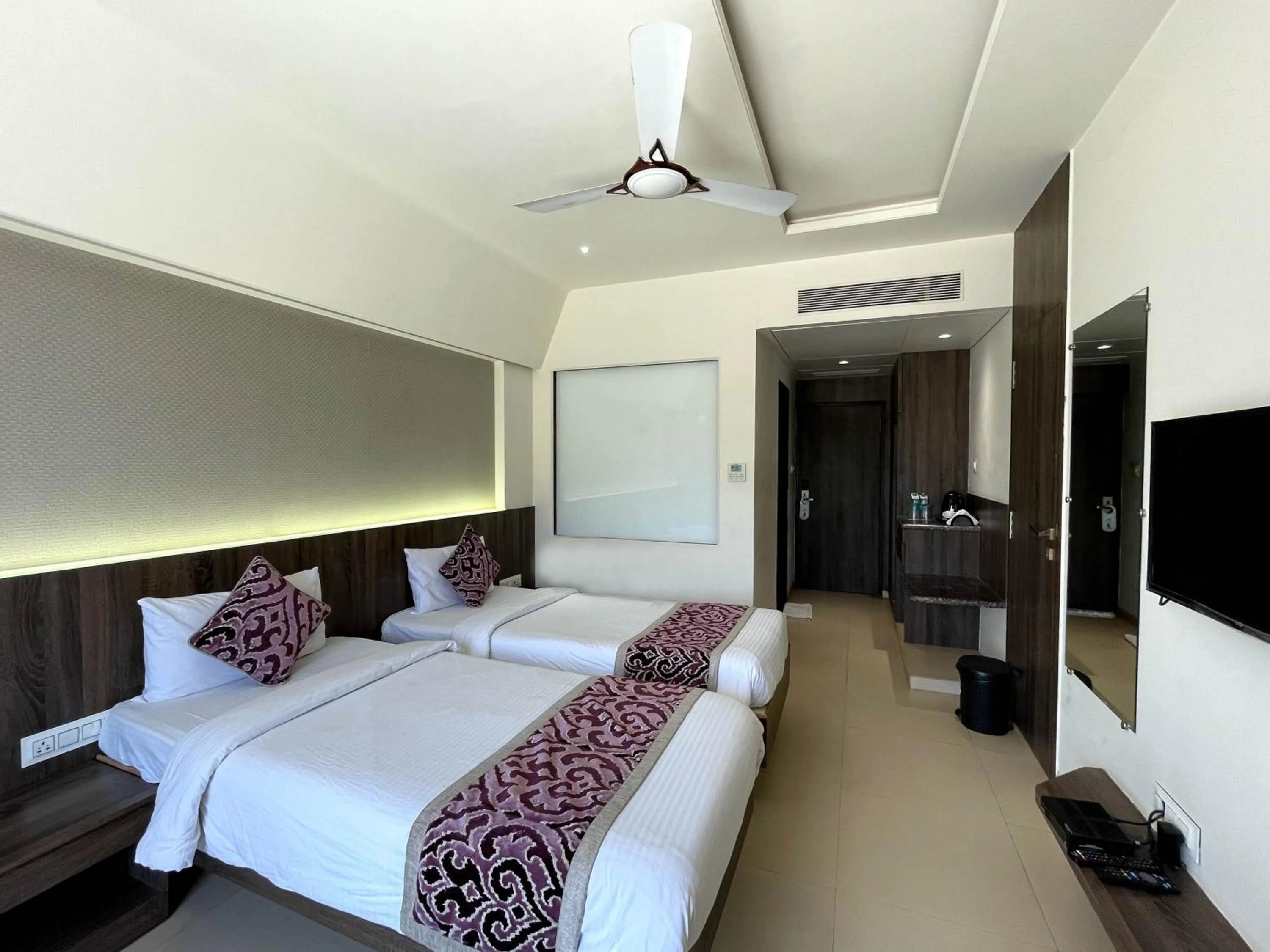 Bedroom, Bed in Hotel Grand Parivaar