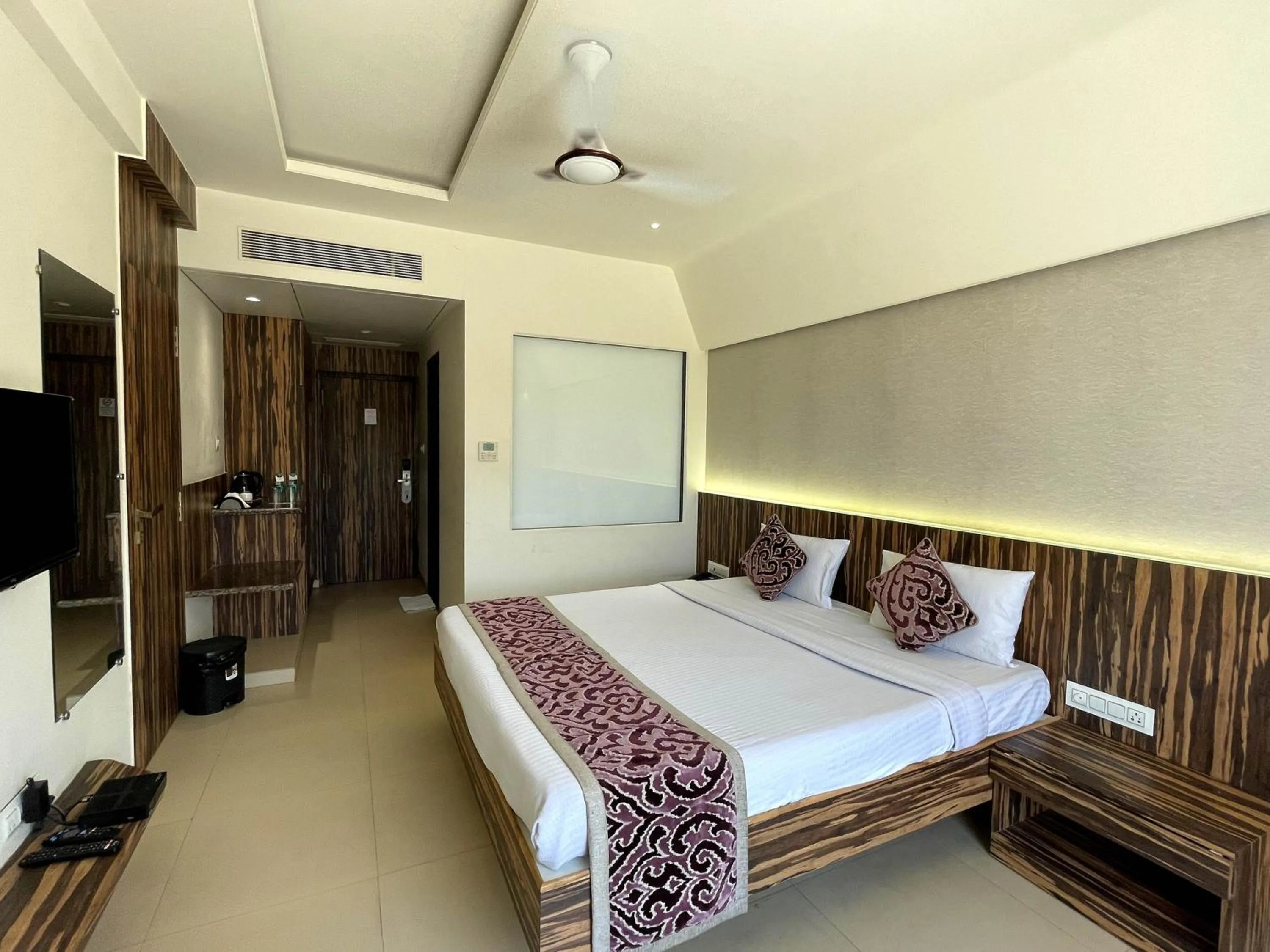 Bedroom, Bed in Hotel Grand Parivaar