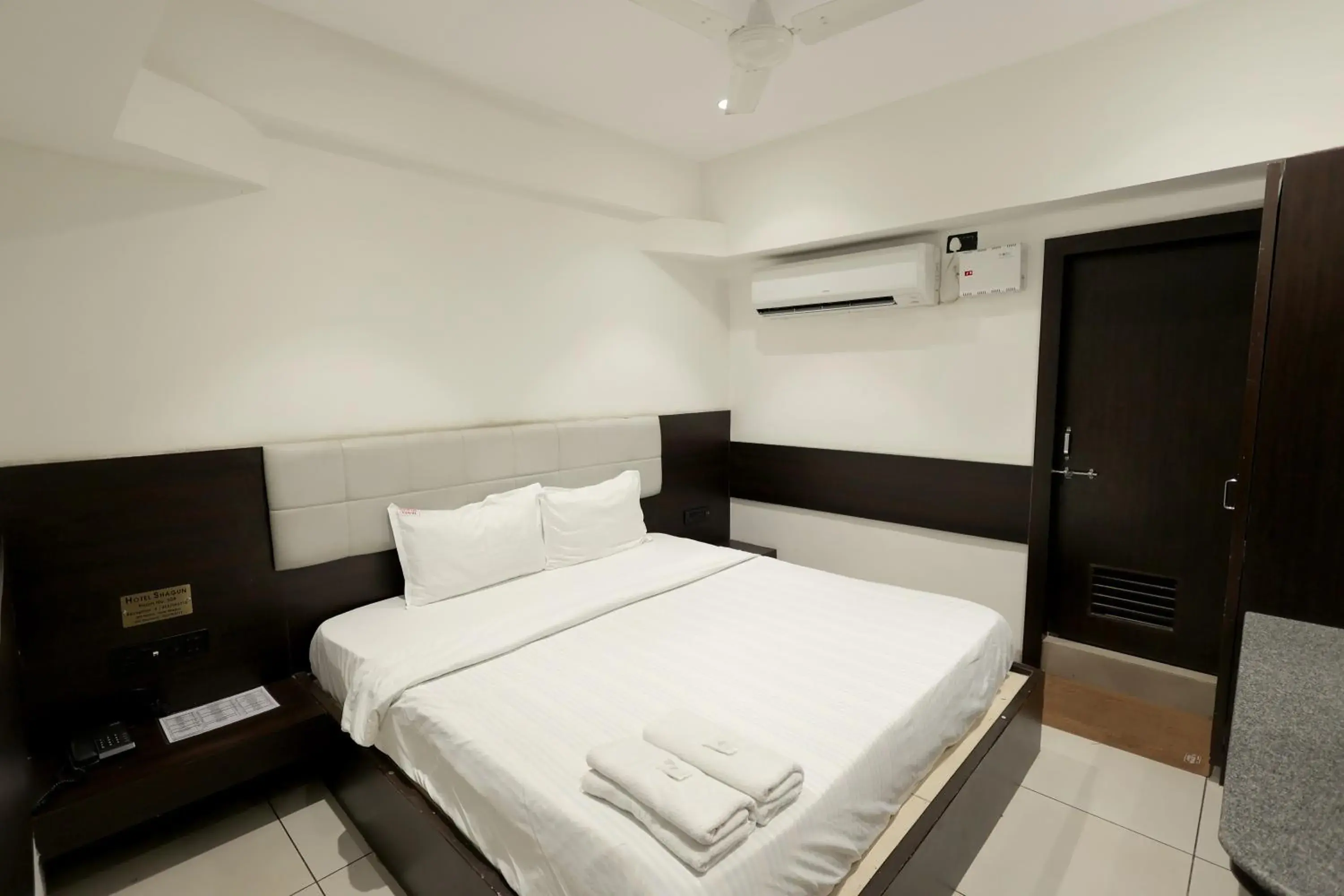 Bedroom, Bed in Hotel Shagun, Piplod City Centre Surat Bedroom, Bed in Hotel Shagun, Piplod City Centre Surat