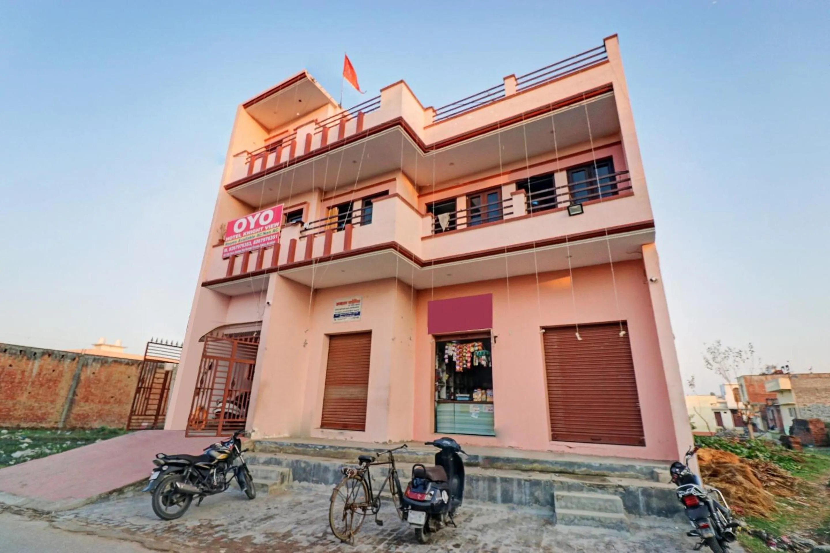 Facade/entrance in Hotel O Knight guest house