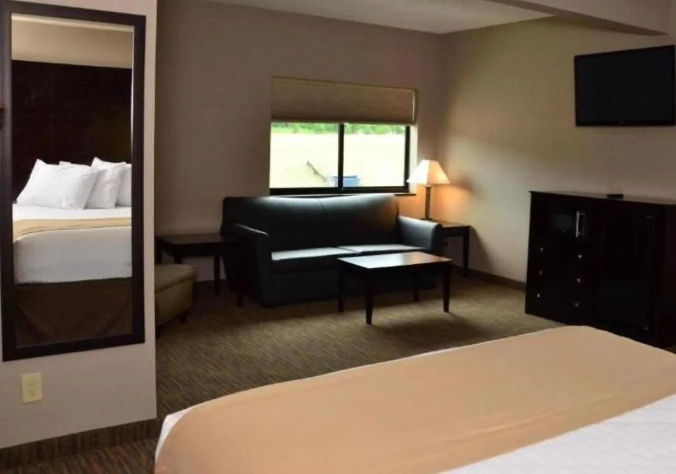 Bedroom, Bed in Qube Hotel - Polk City