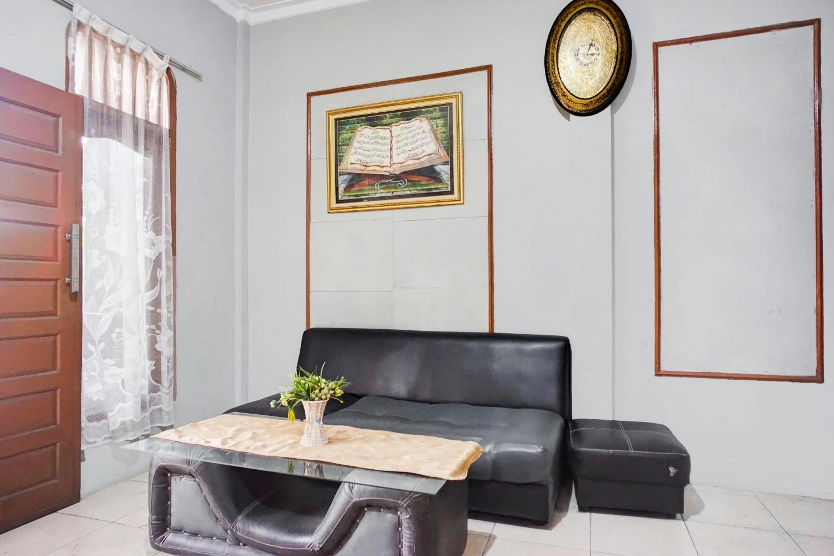 Lobby or reception in Hotel O Home Stay Kembar Syariah