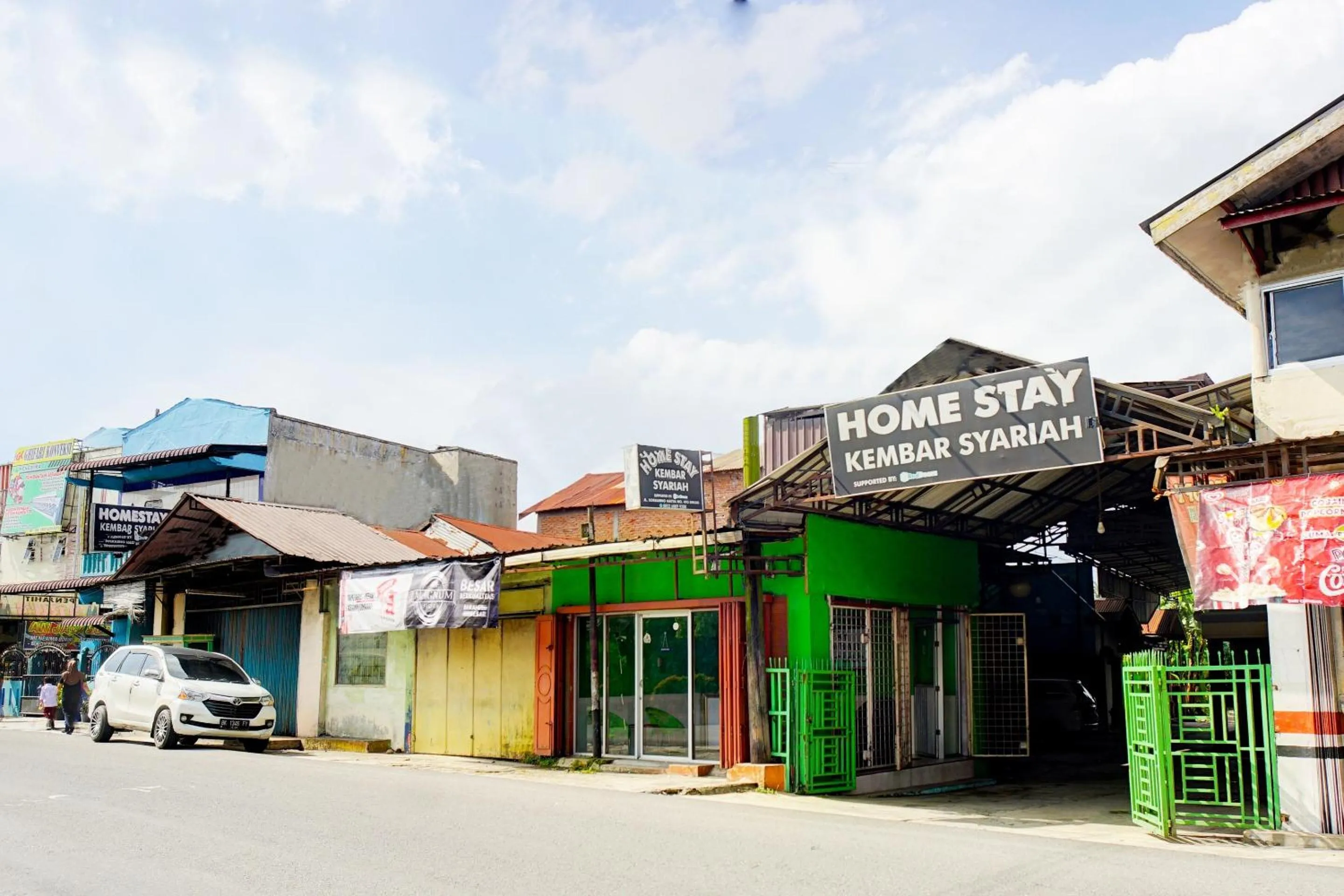 Facade/entrance in Hotel O Home Stay Kembar Syariah