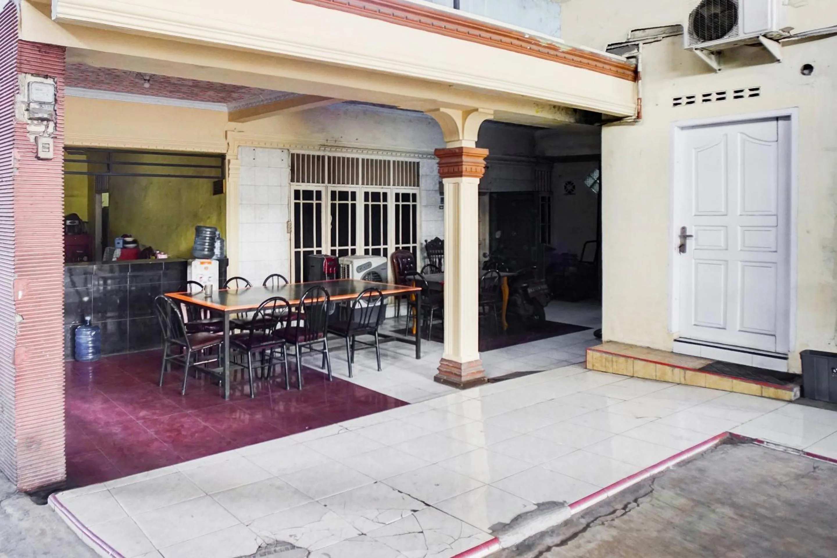 Facade/entrance in Hotel O Home Stay Kembar Syariah