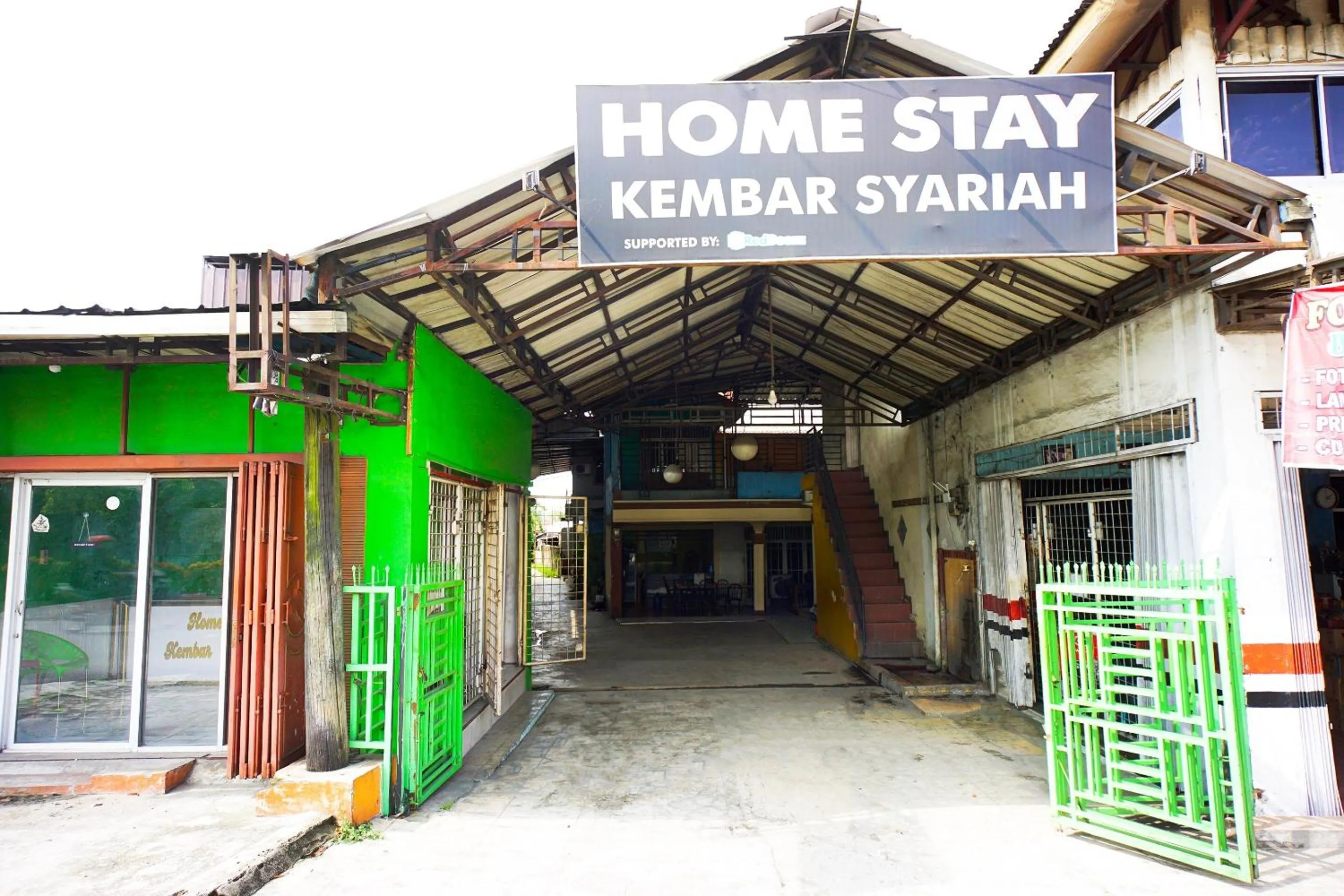 Facade/entrance in Hotel O Home Stay Kembar Syariah