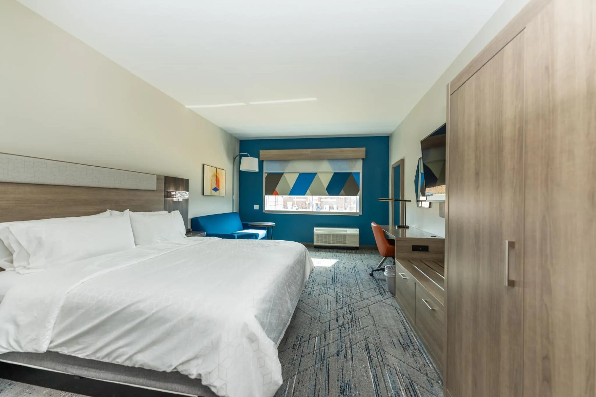 Photo of the whole room, Bed in Holiday Inn Express & Suites Charlottesville by IHG