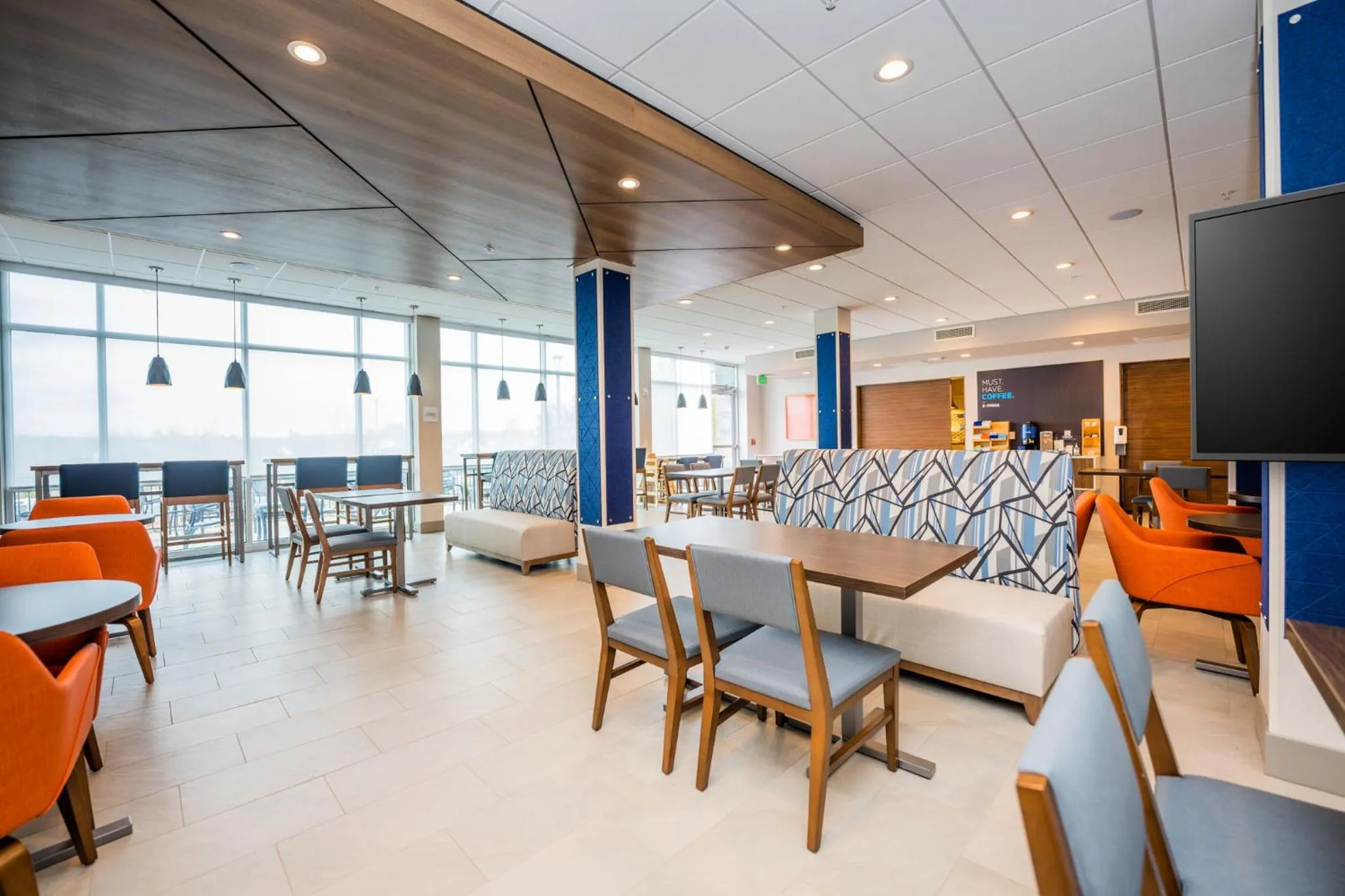 Breakfast in Holiday Inn Express & Suites Charlottesville by IHG