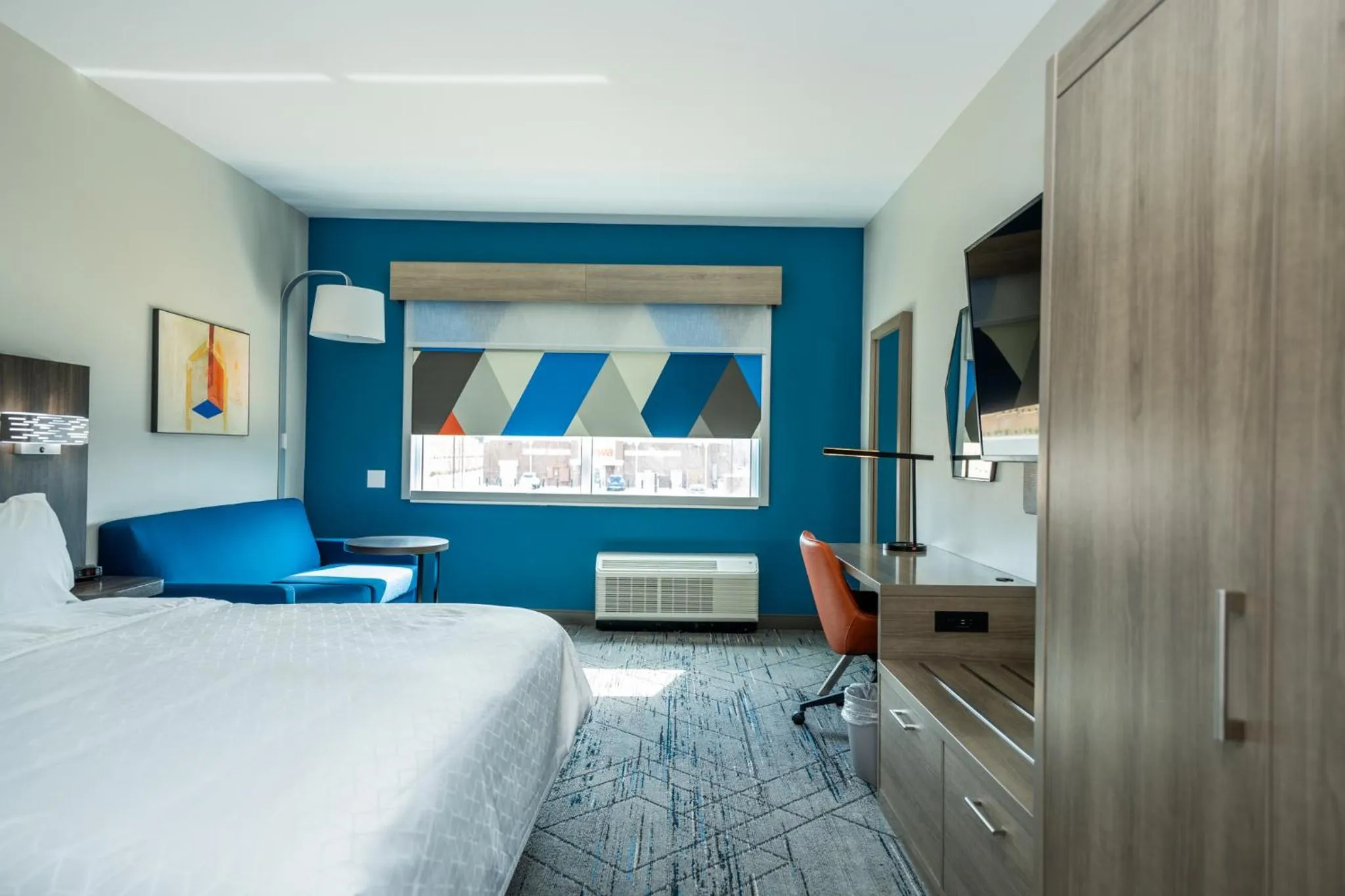 Photo of the whole room, Bed in Holiday Inn Express & Suites Charlottesville by IHG