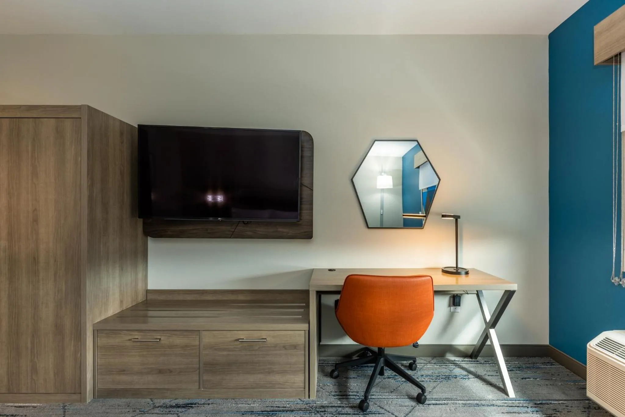 TV and multimedia in Holiday Inn Express & Suites Charlottesville by IHG