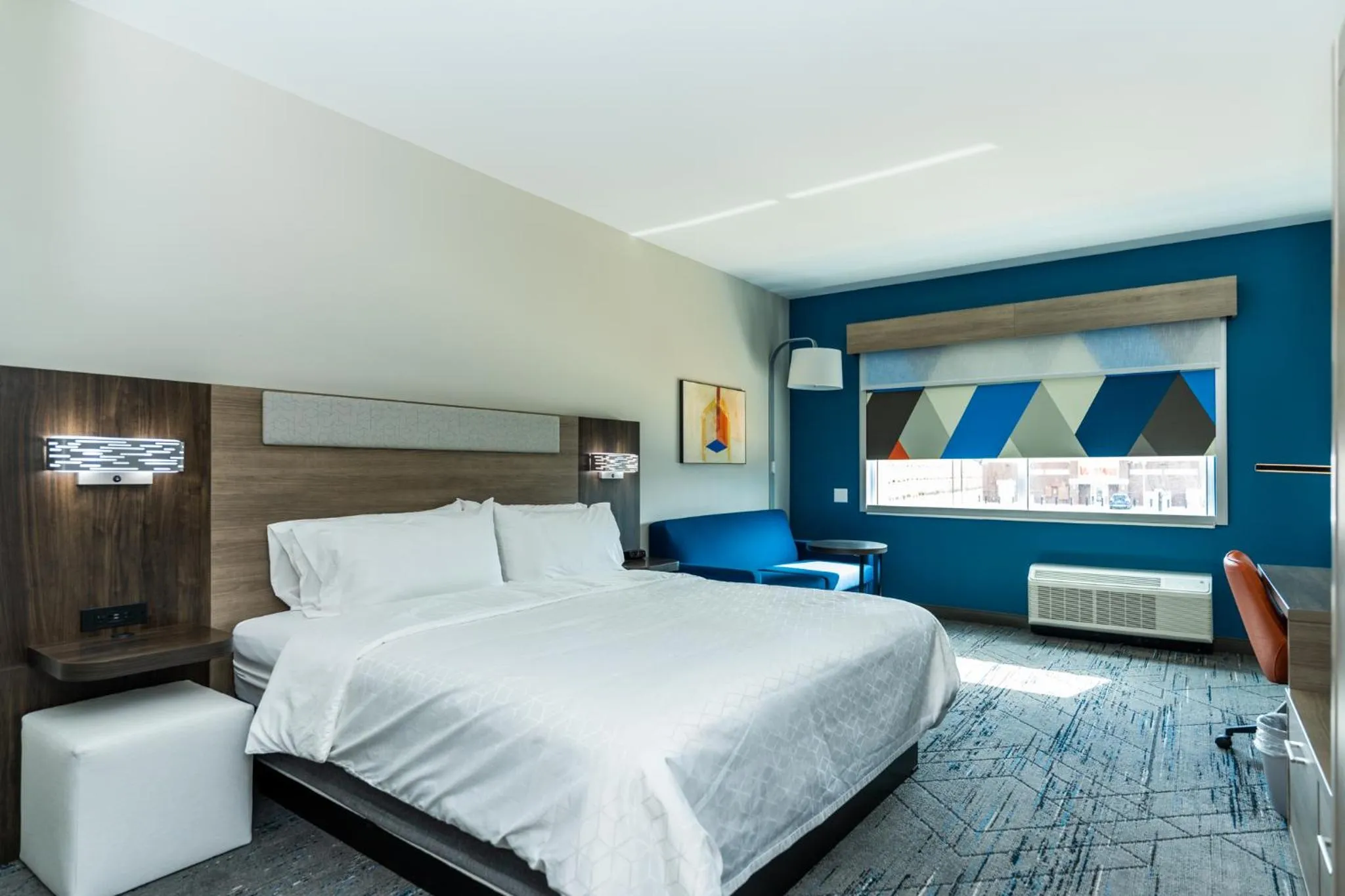 Photo of the whole room, Bed in Holiday Inn Express & Suites Charlottesville by IHG