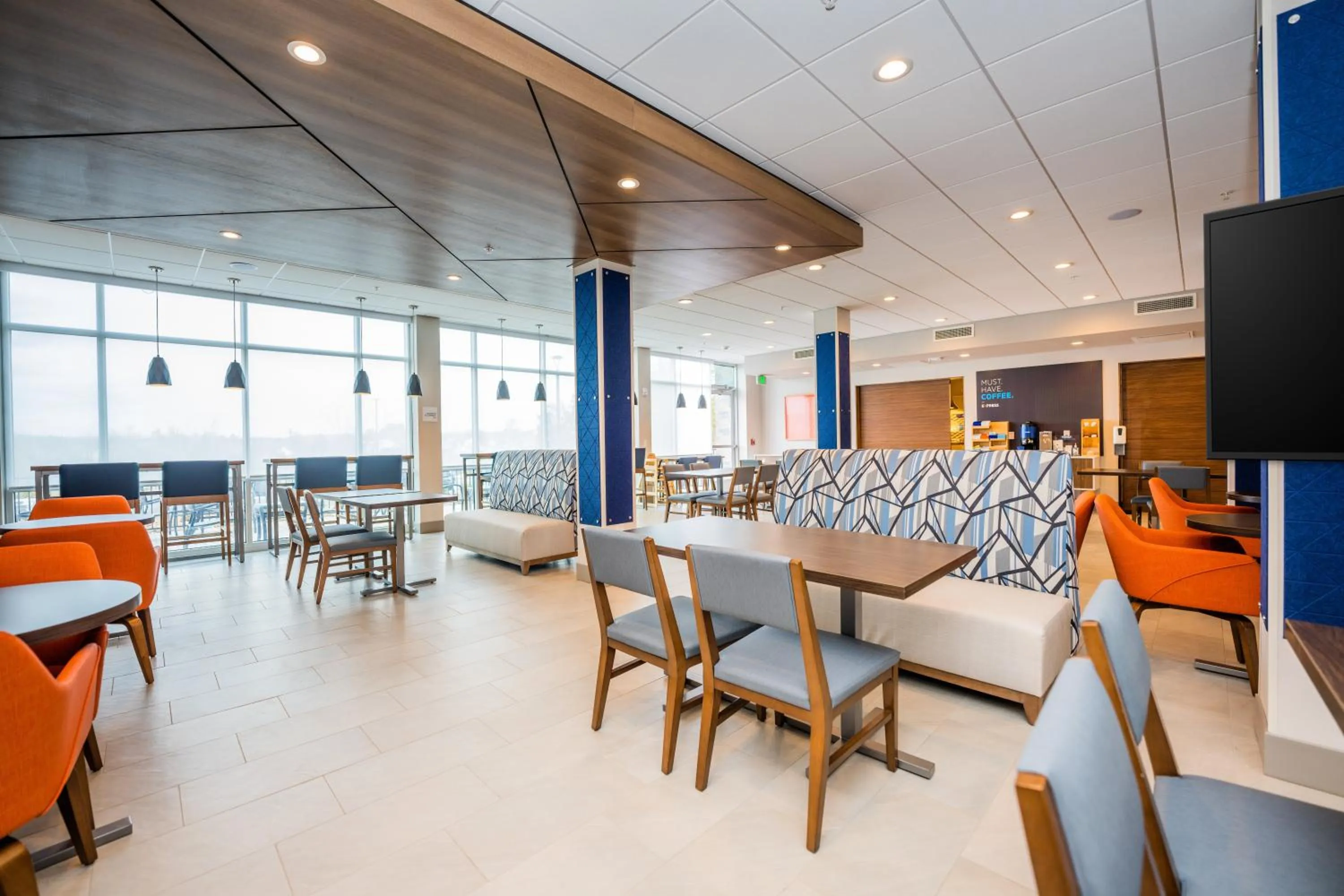 Breakfast in Holiday Inn Express & Suites Charlottesville by IHG