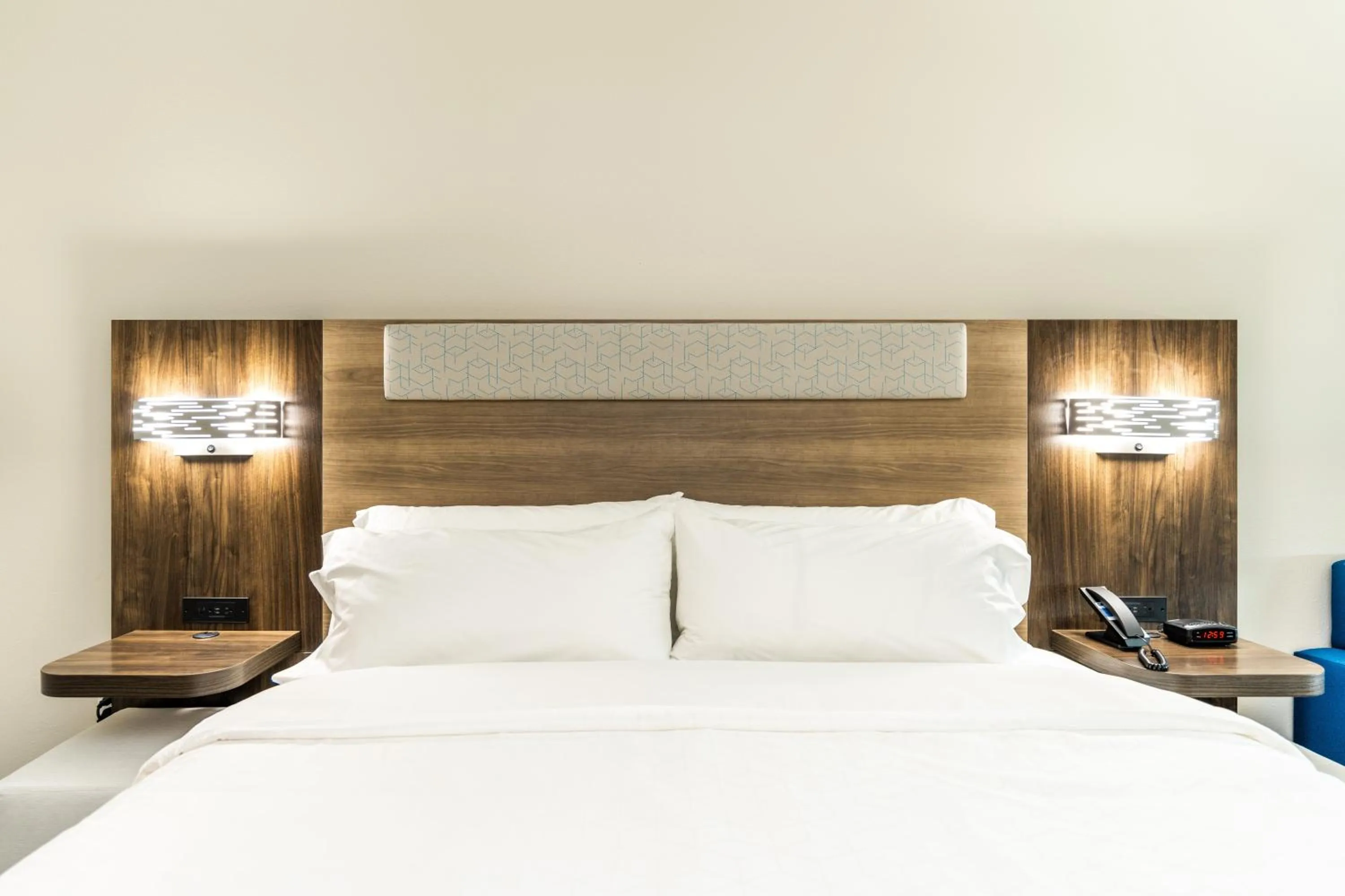 Photo of the whole room, Bed in Holiday Inn Express & Suites Charlottesville by IHG