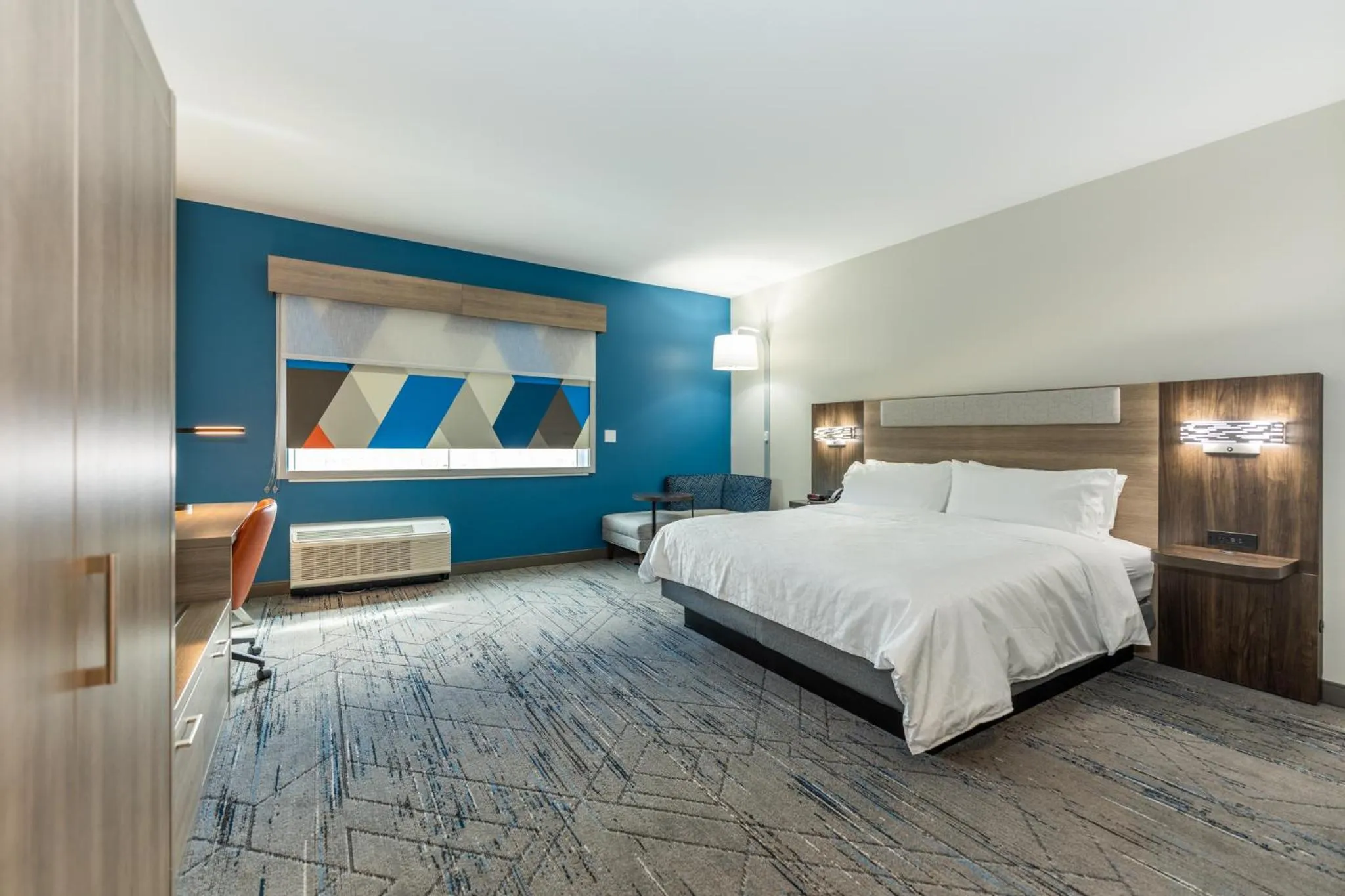 Photo of the whole room, Bed in Holiday Inn Express & Suites Charlottesville by IHG