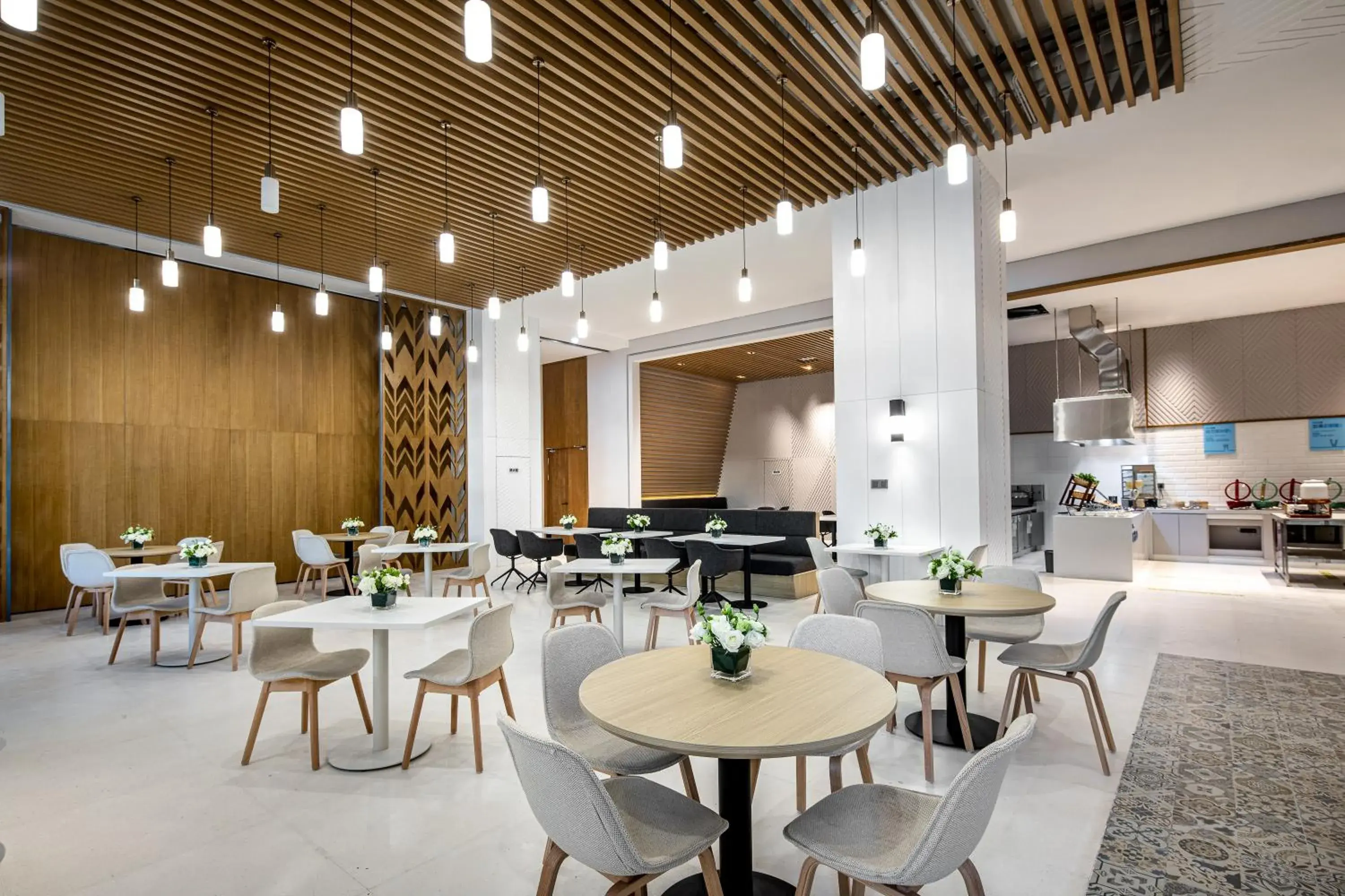 Restaurant/places to eat in Holiday Inn Express Chongli by IHG Restaurant/places to eat in Holiday Inn Express Chongli by IHG