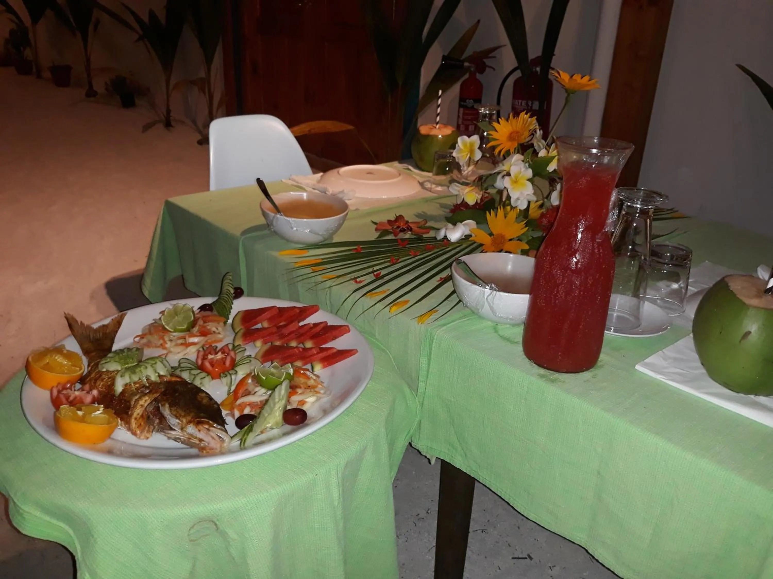 Restaurant/places to eat in Origami Inn Himandhoo