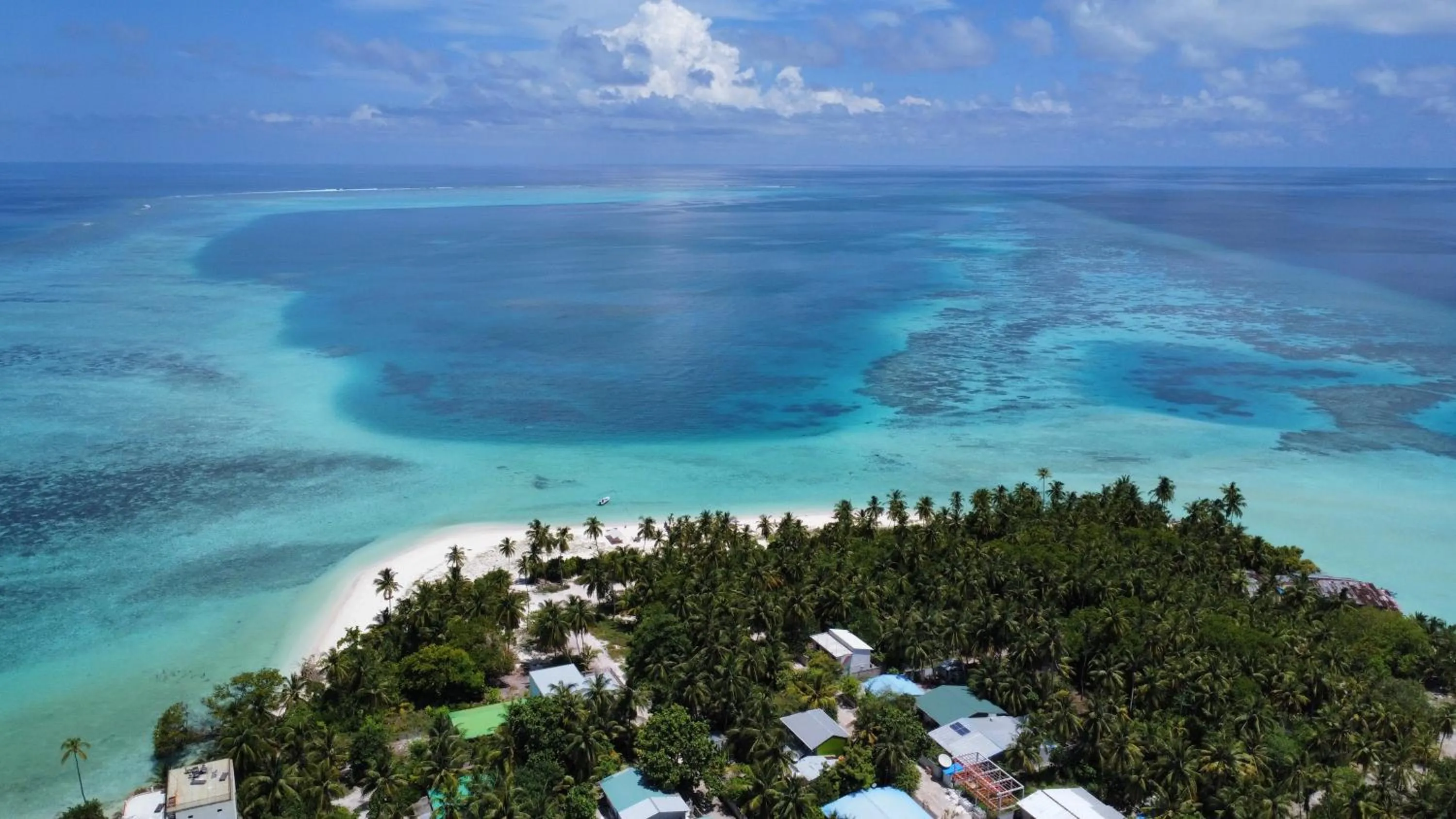Natural landscape in Origami Inn Himandhoo