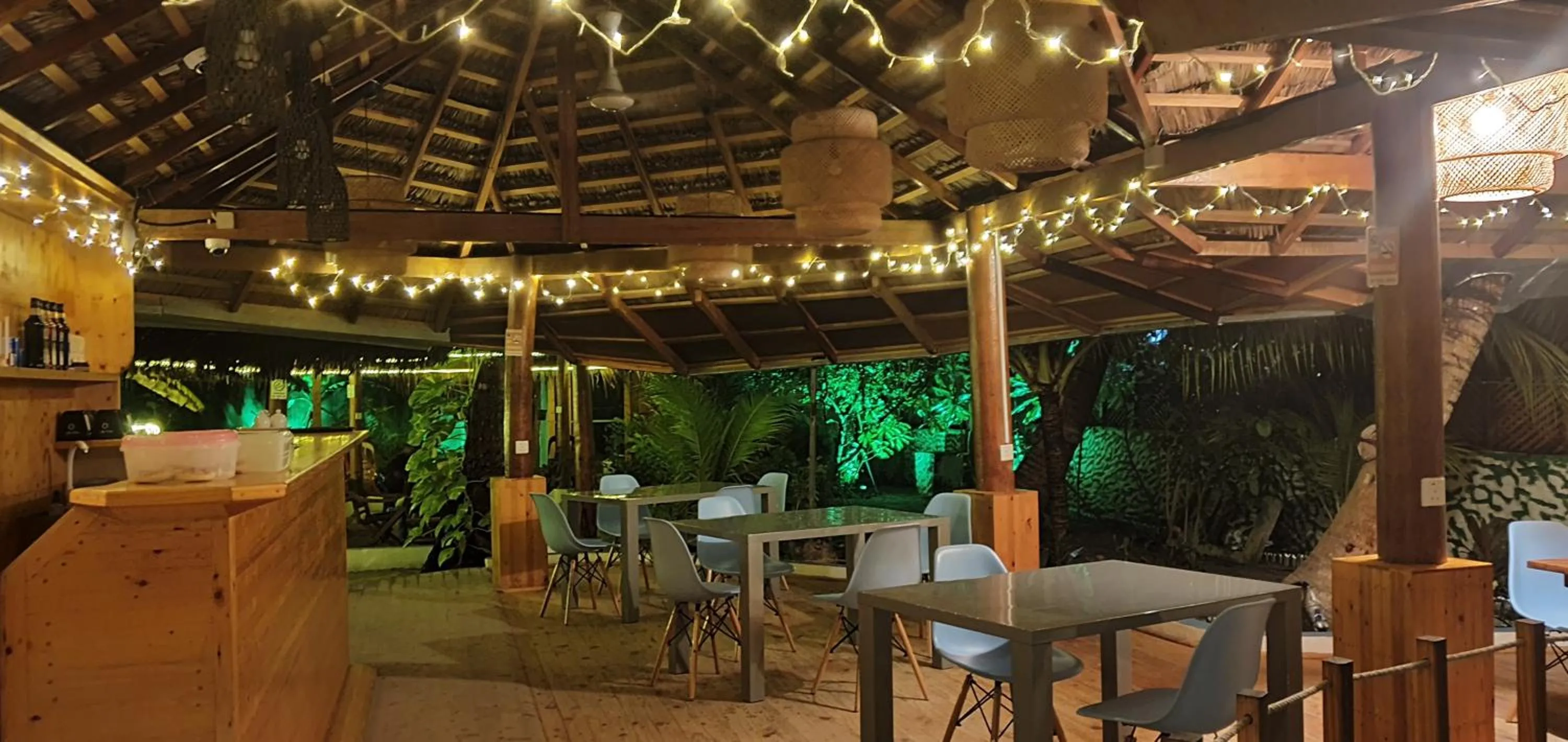 Restaurant/places to eat in Origami Inn Himandhoo