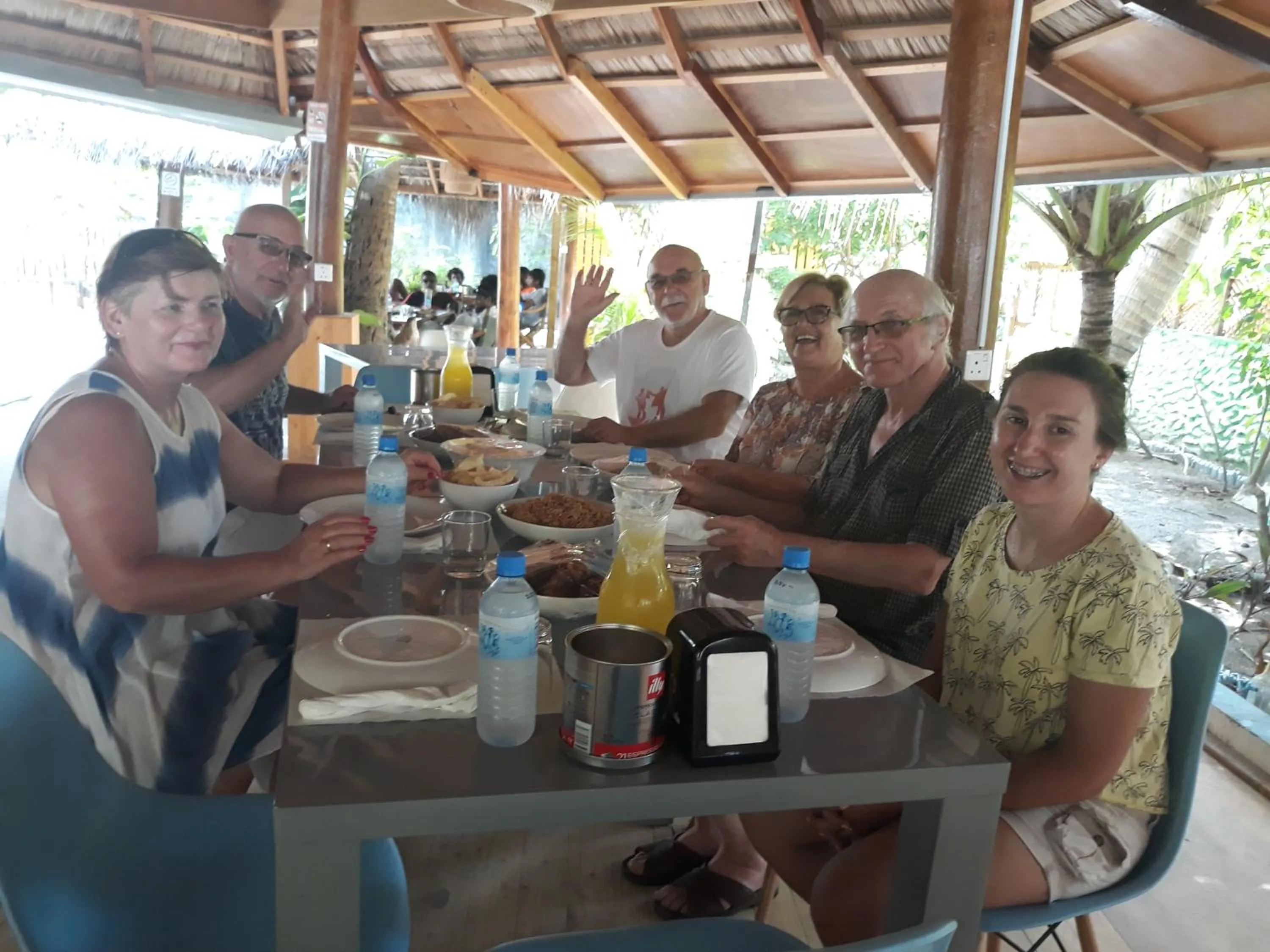 Restaurant/places to eat in Origami Inn Himandhoo